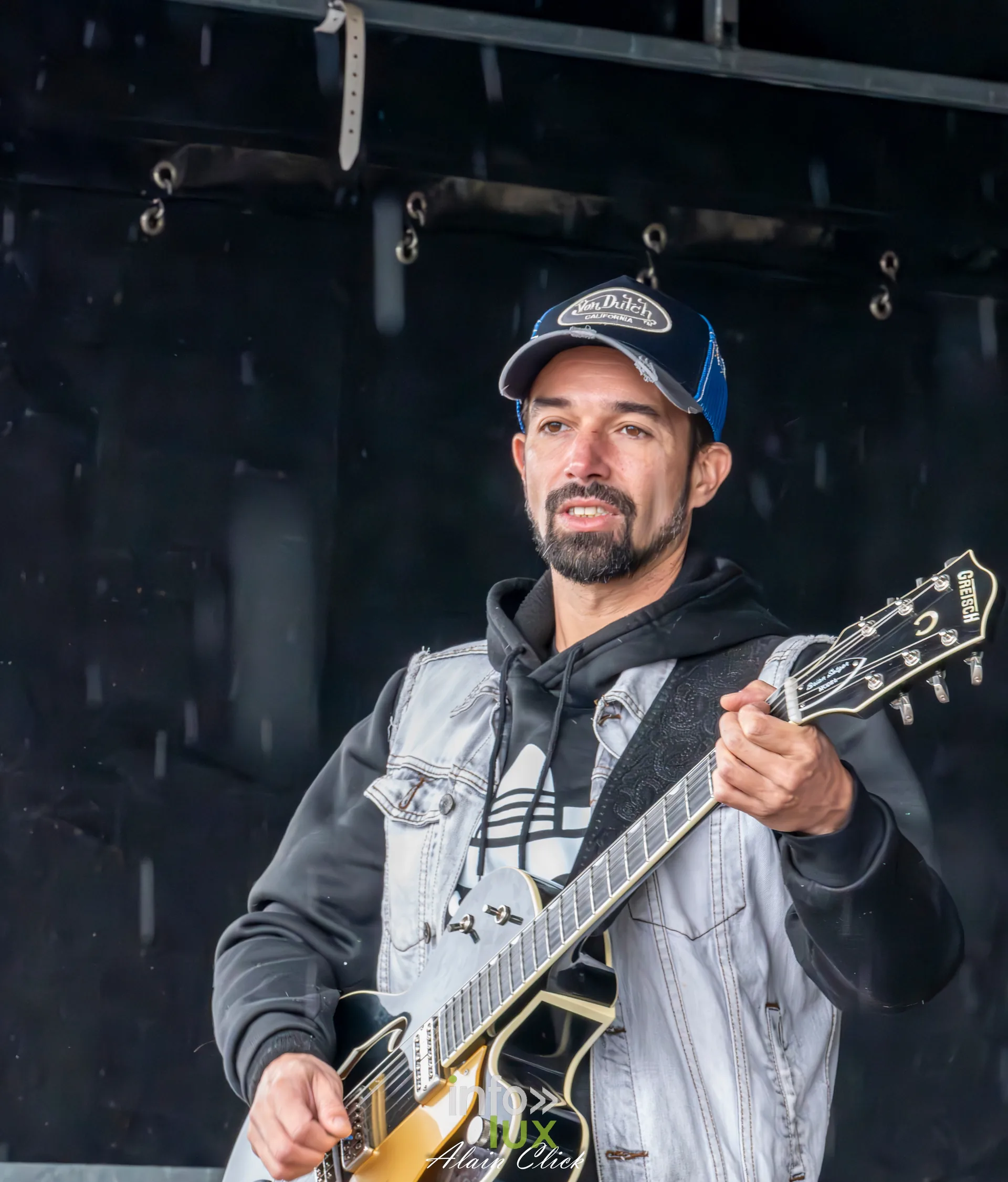 Dragster Stunt Show 2026 au circuit de Chambley : un guitariste en concert sur la scène du circuit (photo Alain Click)