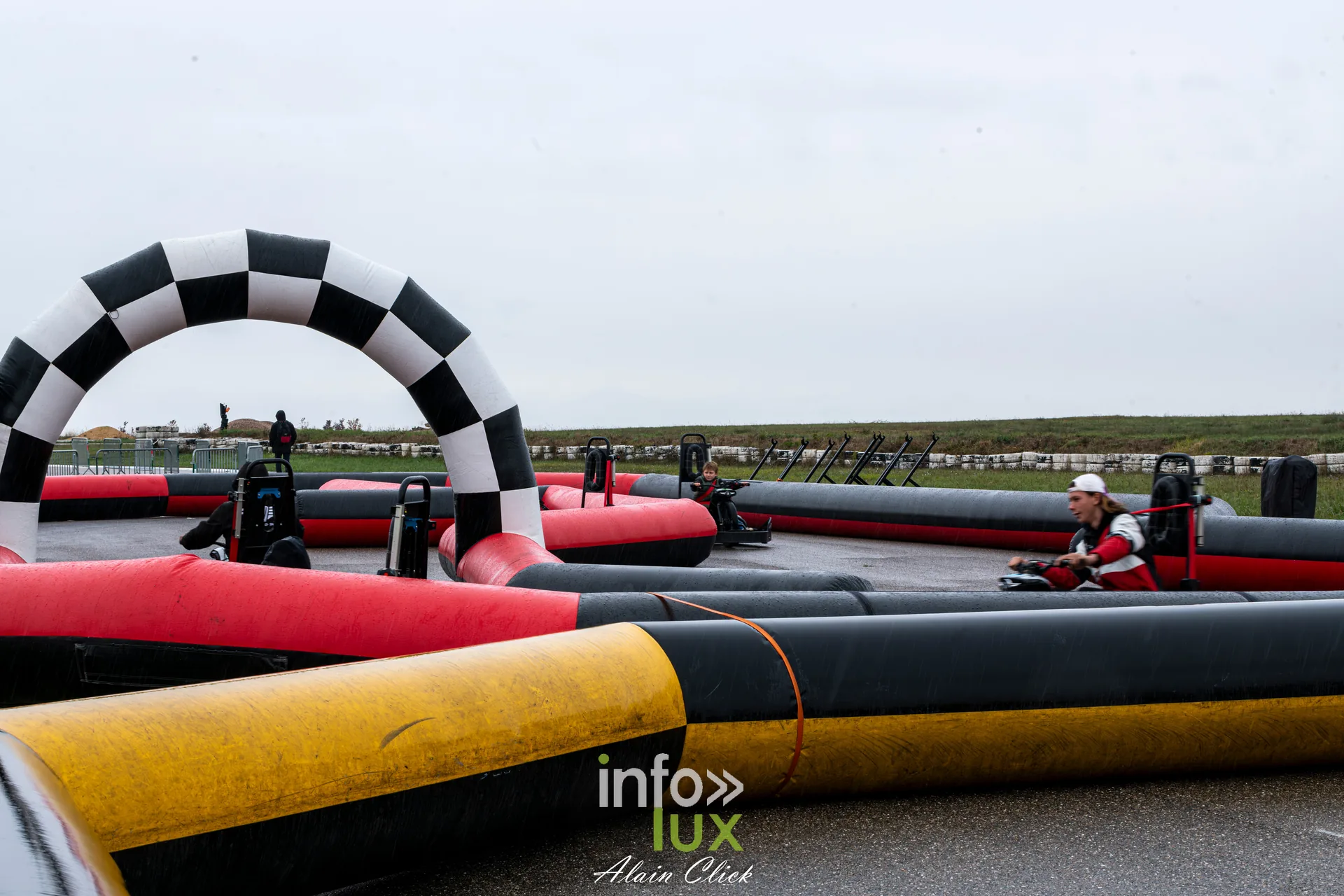 Dragster Stunt Show 2026 au circuit de Chambley : circuit gonflable pour les enfants (photo Alain Click)