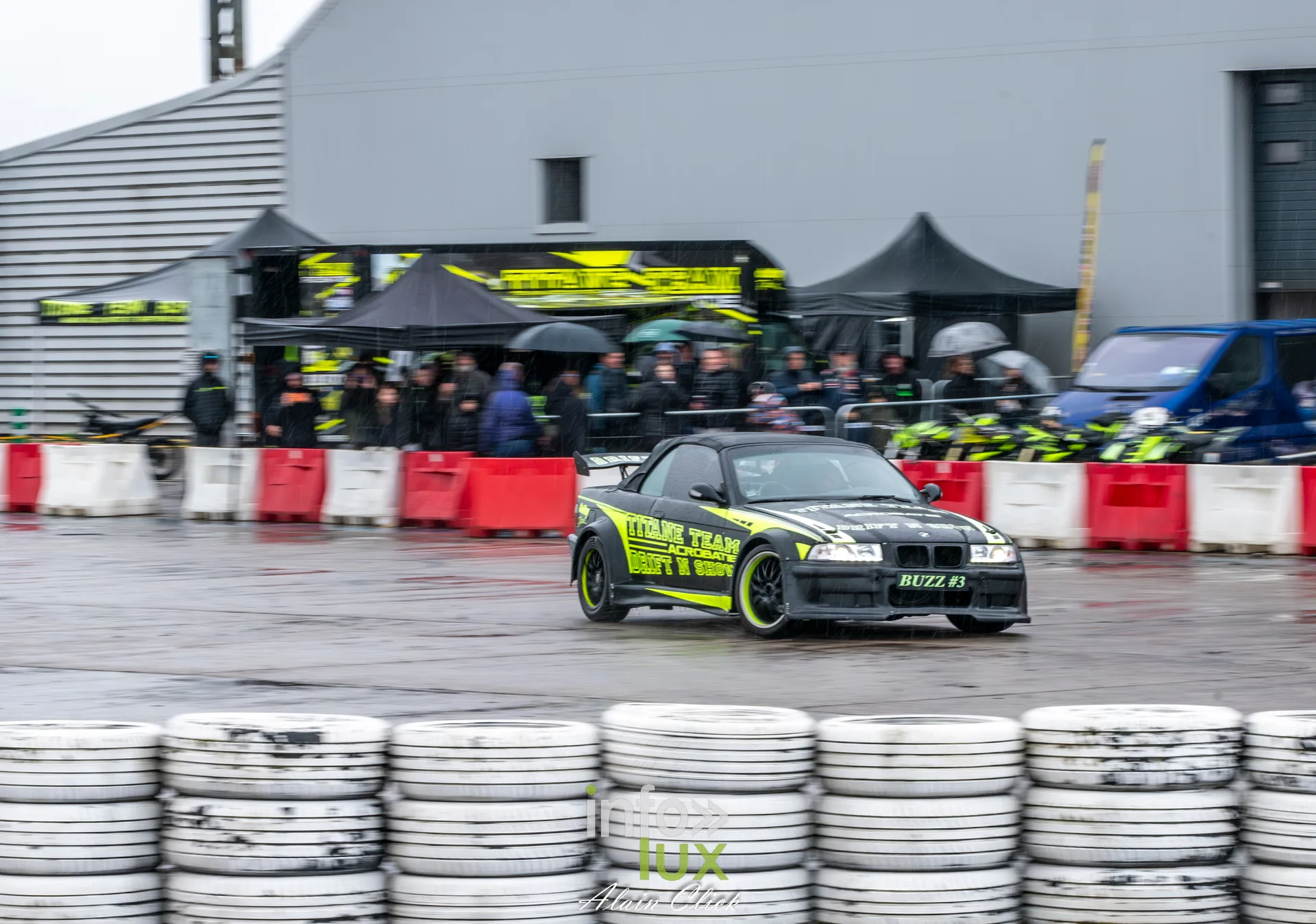 Dragster Stunt Show 2026 au circuit de Chambley : voiture de drift de la Titane Team devant le public (photo Alain Click)