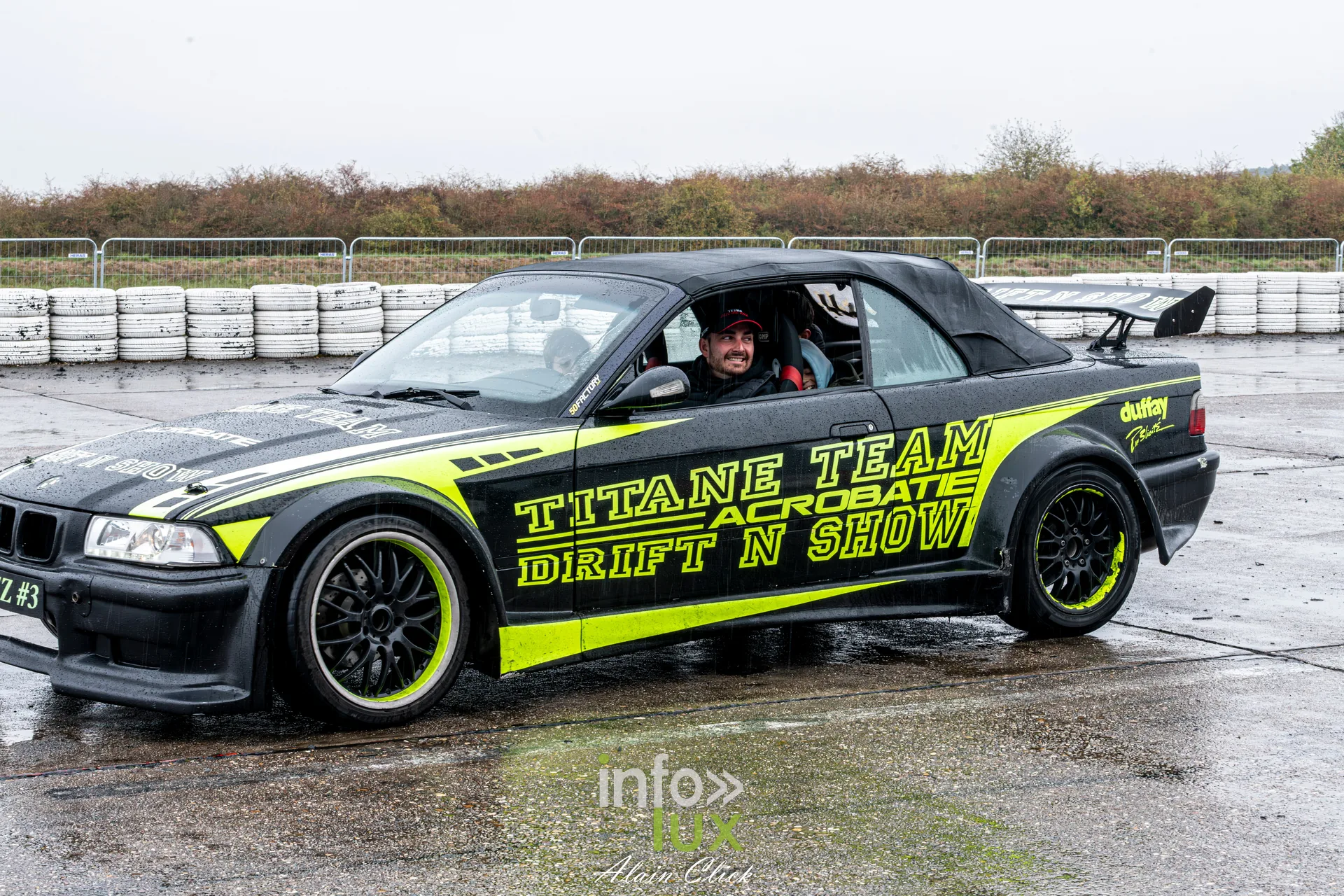Dragster Stunt Show 2026 au circuit de Chambley : voiture de drift de la Titane Team Acrobate Drift N Show (photo Alain Click)