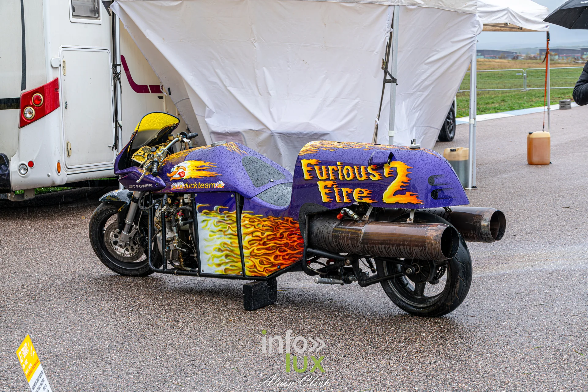 Dragster Stunt Show 2026 au circuit de Chambley : la moto Furious Fire 2 au paddock (photo Alain Click)