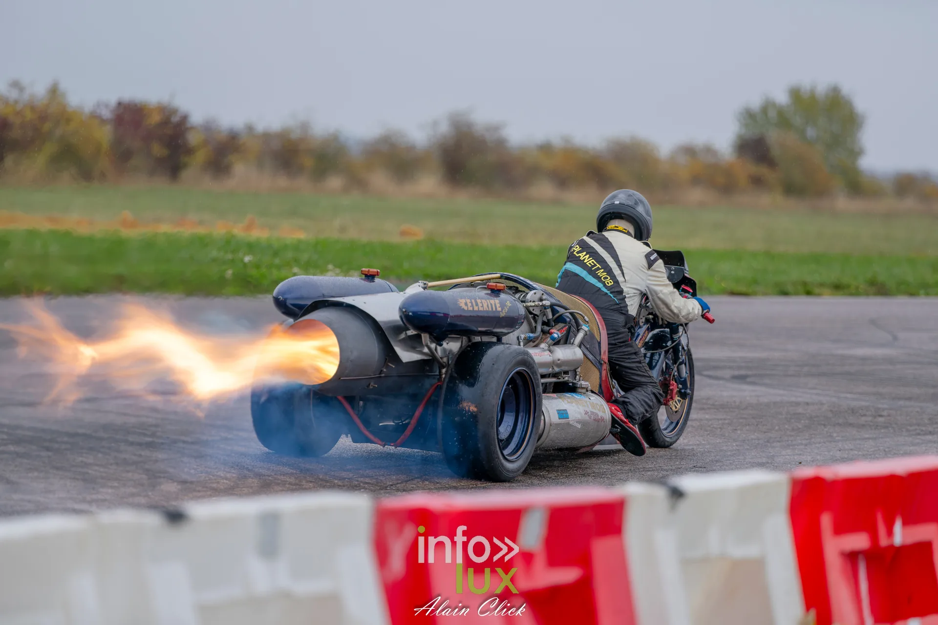 Dragster Stunt Show 2026 au circuit de Chambley : passage de l’engin à réaction Célérité (photo Alain Click)
