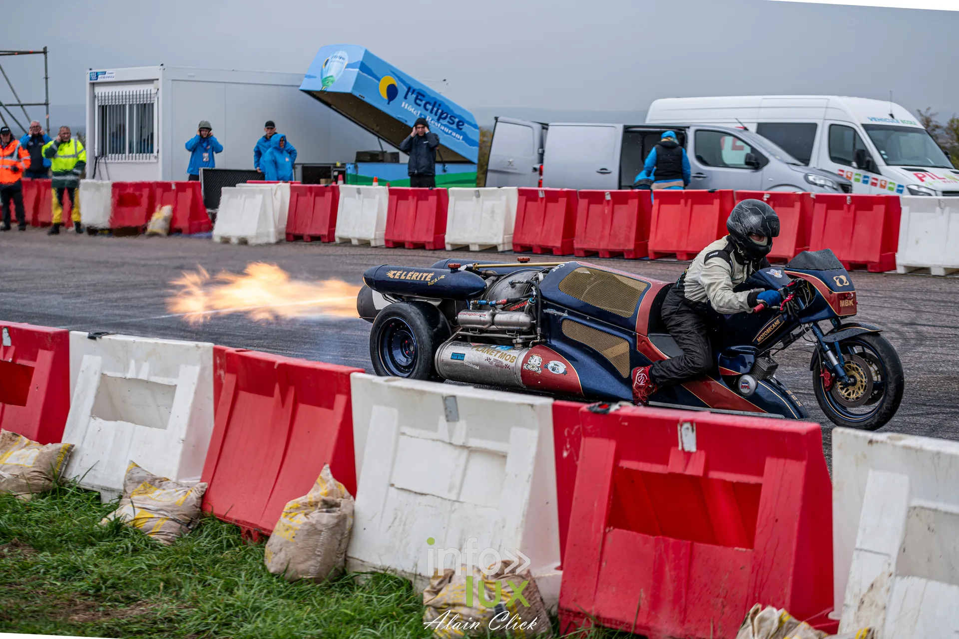 Dragster Stunt Show 2026 au circuit de Chambley : passage de l’engin à réaction Célérité devant le public (photo Alain Click)