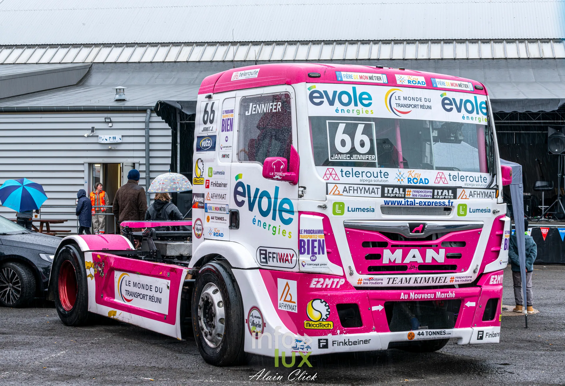 Dragster Stunt Show 2026 au circuit de Chambley : le camion de course MAN n°66 aux couleurs de Jennifer Janiec, au paddock (photo Alain Click)