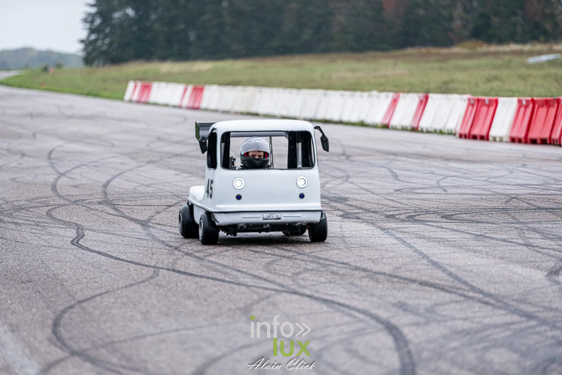 Dragster Stunt Show 2026 au circuit de Chambley : voiturette en démonstration sur la piste (photo Alain Click)