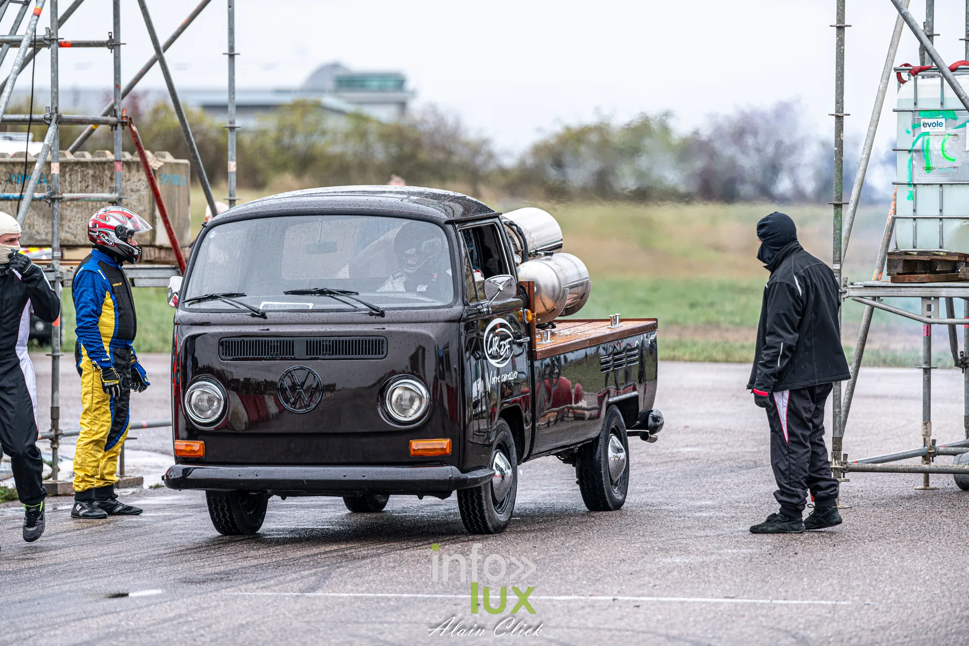 Dragster Stunt Show 2026 au circuit de Chambley : pick-up Volkswagen Combi équipé de réacteurs (photo Alain Click)