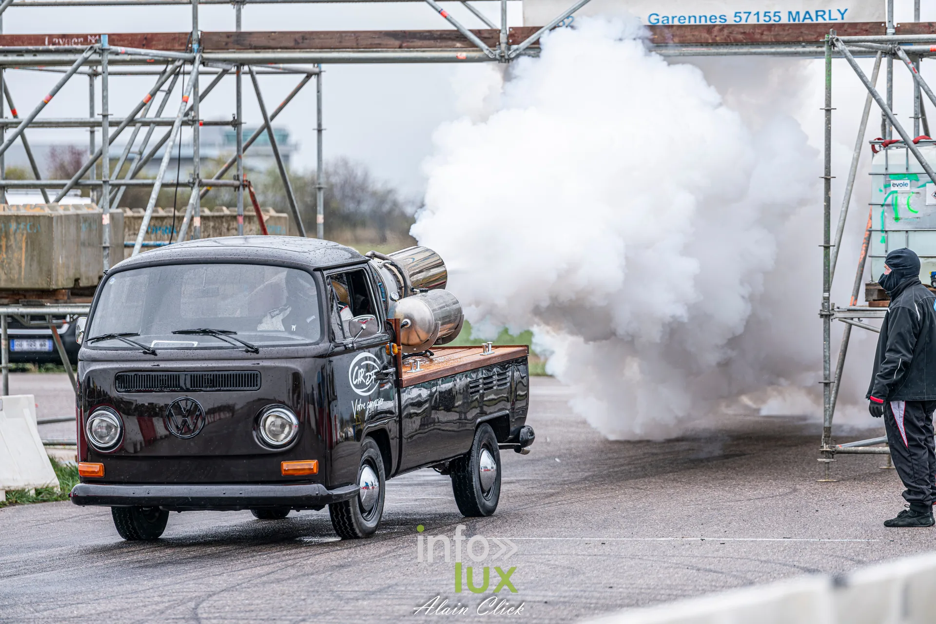 Dragster Stunt Show 2026 au circuit de Chambley : démonstration du pick-up Volkswagen Combi à réaction (photo Alain Click)