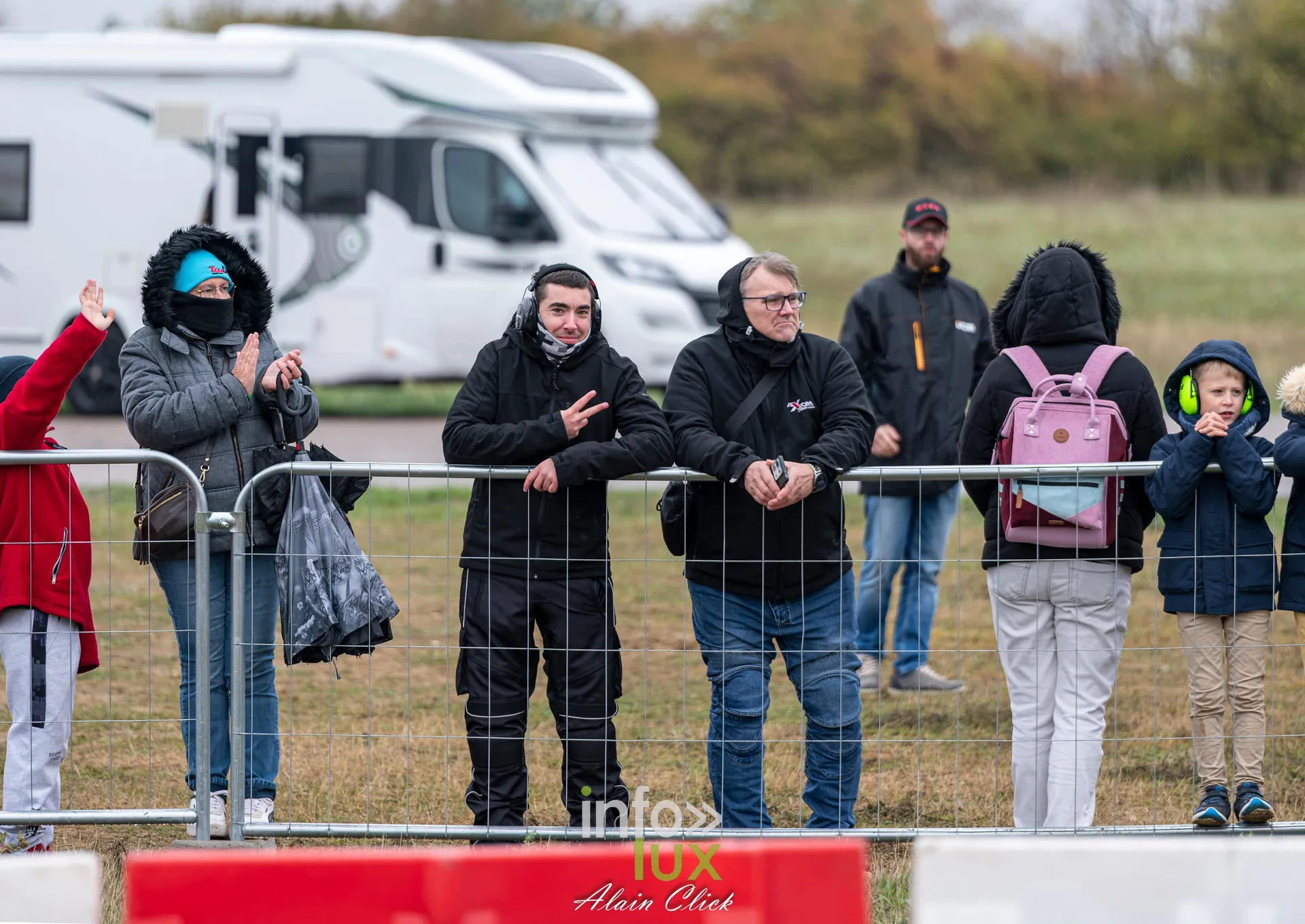 Dragster Stunt Show 2026 au circuit de Chambley : spectateurs le long de la piste (photo Alain Click)