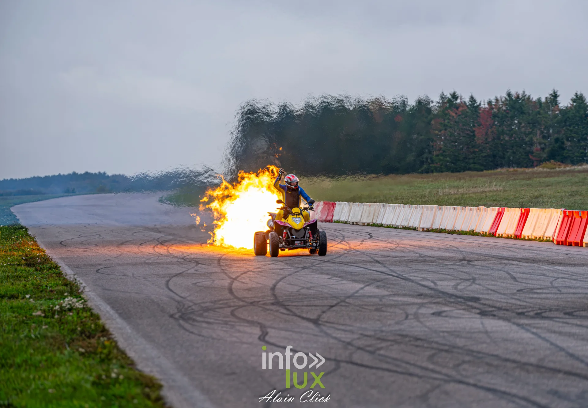 Dragster Stunt Show 2026 au circuit de Chambley : passage du quad à réaction (photo Alain Click)