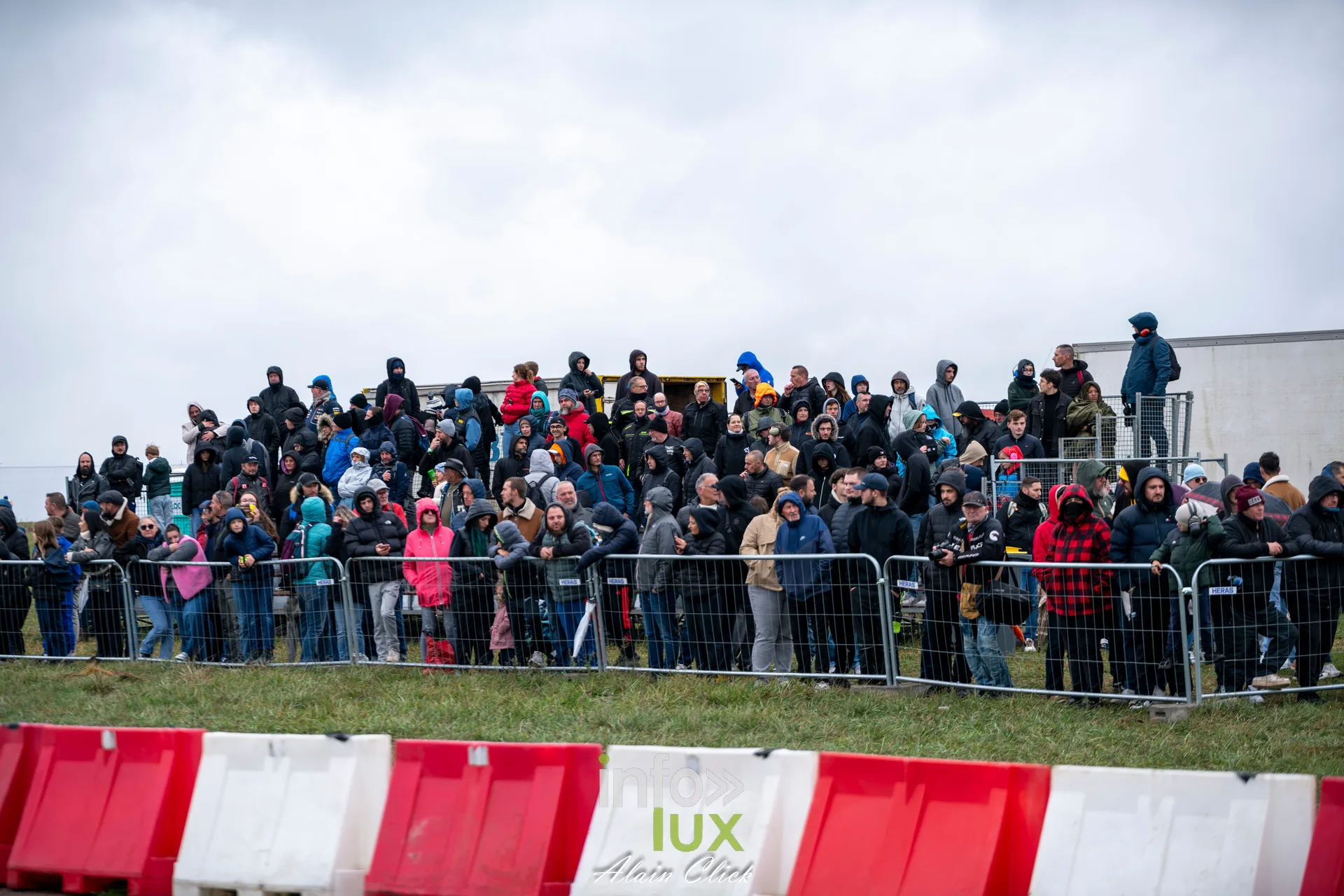 Dragster Stunt Show 2026 au circuit de Chambley : le public le long de la piste (photo Alain Click)