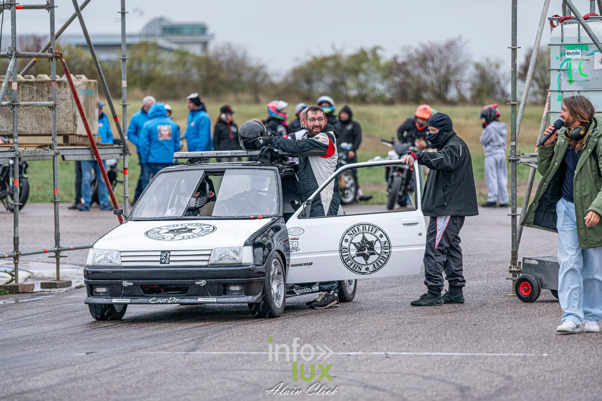 Dragster Stunt Show 2026 au circuit de Chambley : la Peugeot 205 Invader Jet-Car avant son passage (photo Alain Click)