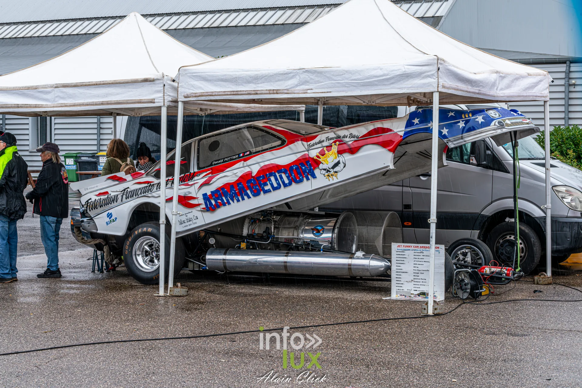 Dragster Stunt Show 2026 au circuit de Chambley : voiture de drag aux couleurs américaines, au paddock (photo Alain Click)