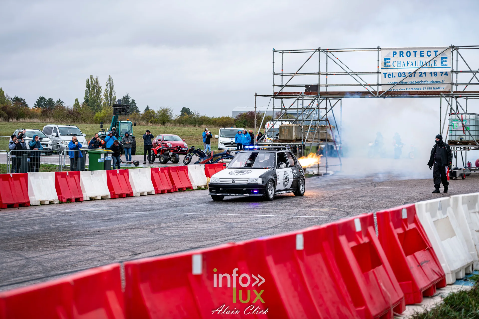 Dragster Stunt Show 2026 au circuit de Chambley : la Peugeot 205 Invader Jet-Car sur la piste (photo Alain Click)