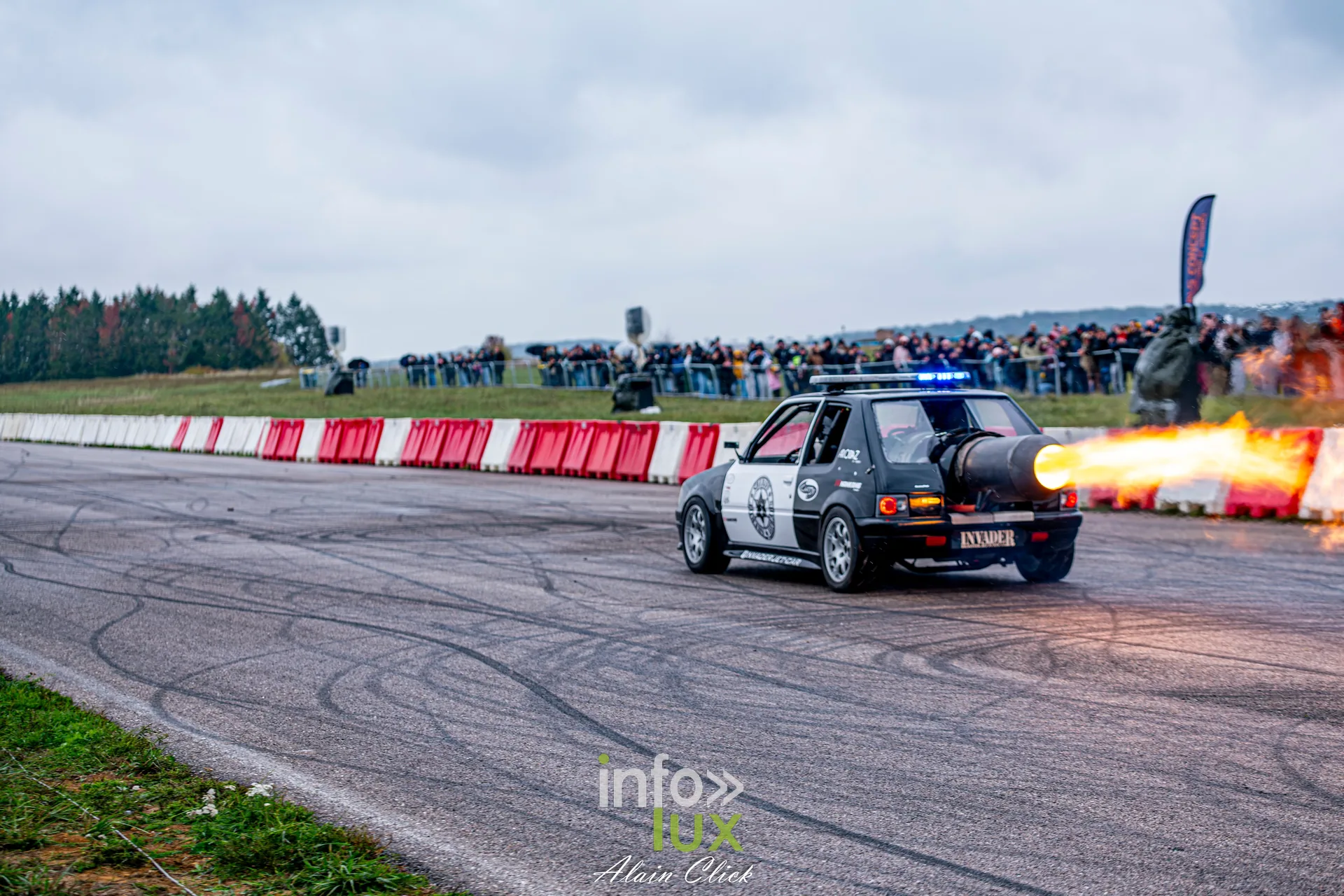 Dragster Stunt Show 2026 au circuit de Chambley : passage de la Peugeot 205 Invader Jet-Car (photo Alain Click)