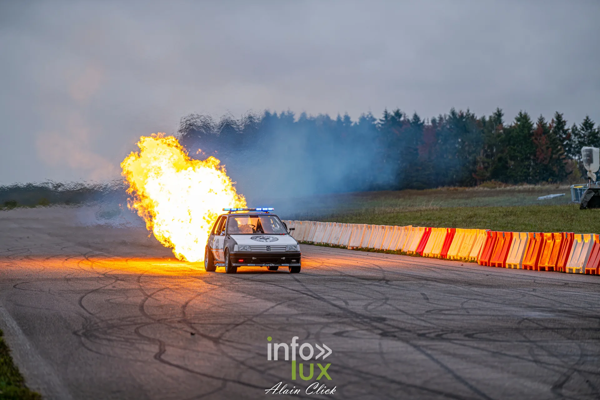 Dragster Stunt Show 2026 au circuit de Chambley : flamme de la Peugeot 205 Invader Jet-Car (photo Alain Click)