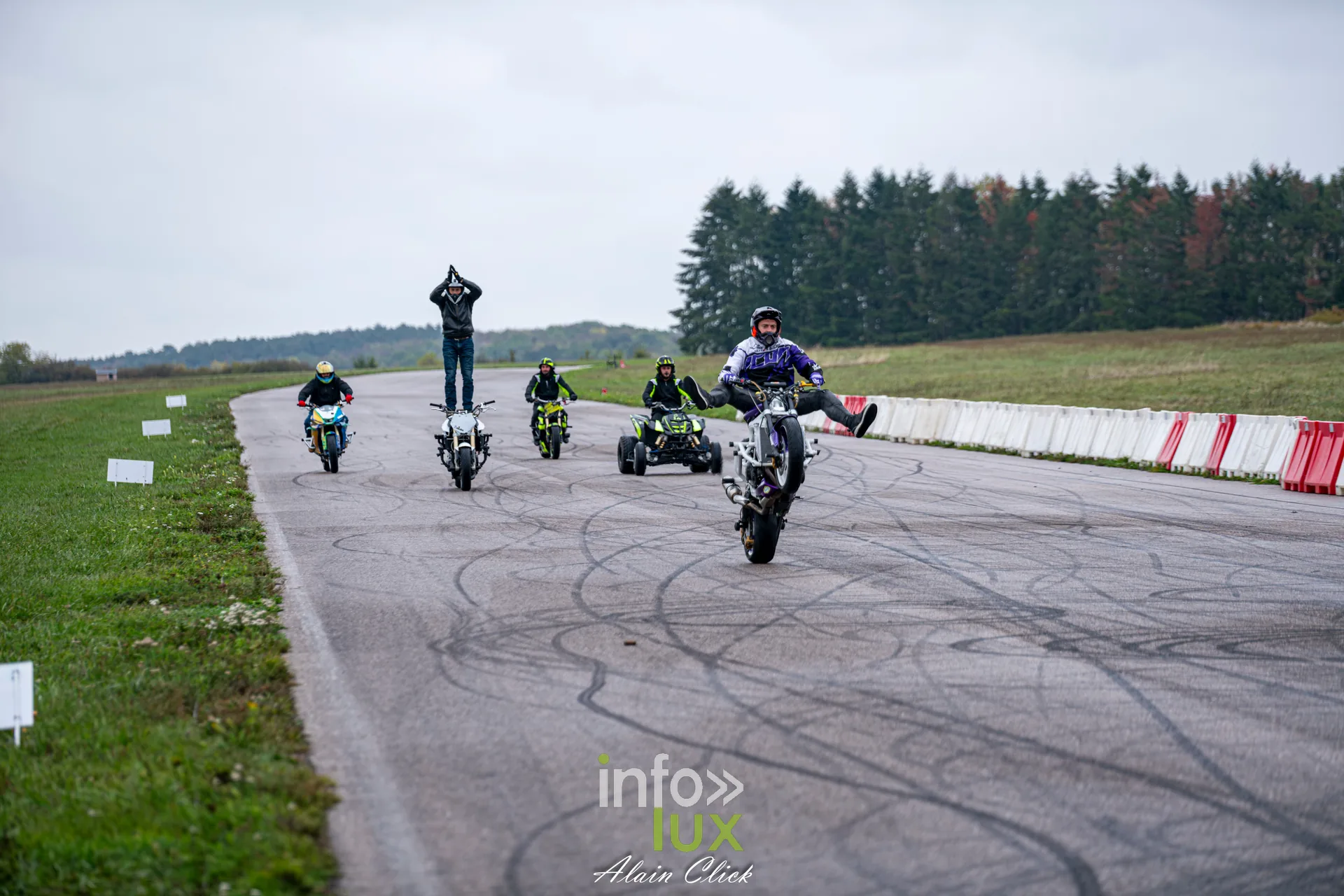 Dragster Stunt Show 2026 au circuit de Chambley : démonstration de stunt moto (photo Alain Click)