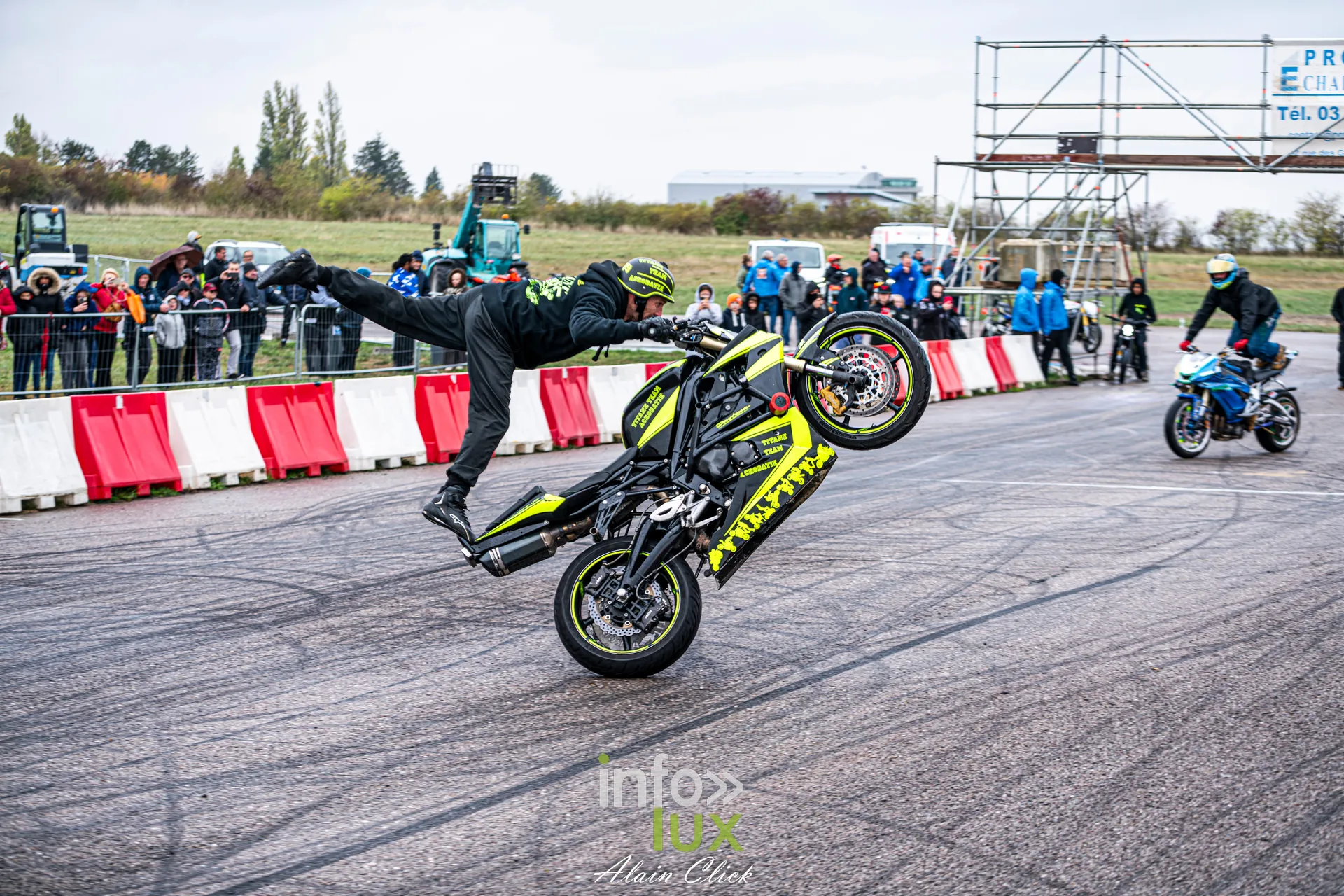 Dragster Stunt Show 2026 au circuit de Chambley : démonstration de stunt moto (photo Alain Click)