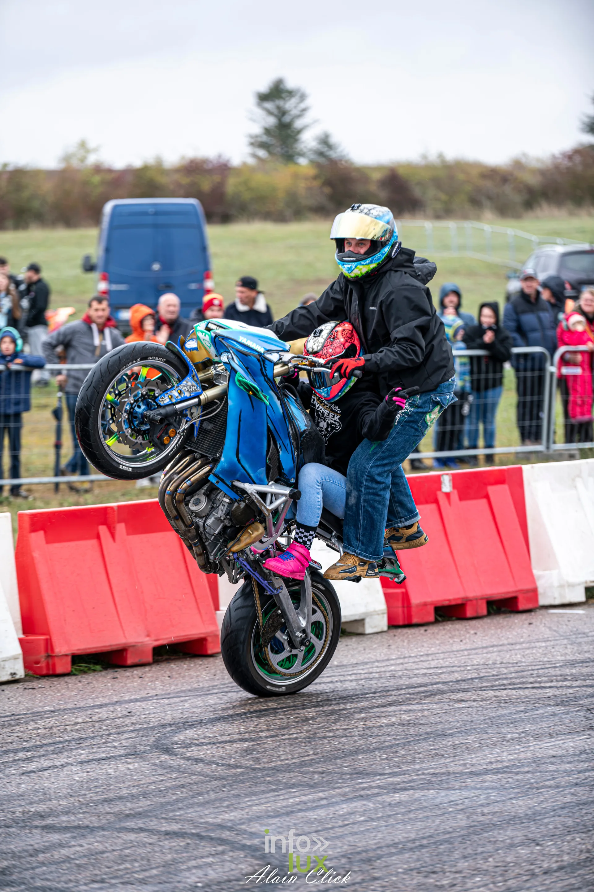 Dragster Stunt Show 2026 au circuit de Chambley : démonstration de stunt moto (photo Alain Click)