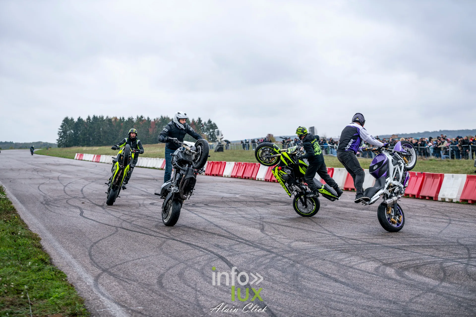 Dragster Stunt Show 2026 au circuit de Chambley : démonstration de stunt moto (photo Alain Click)