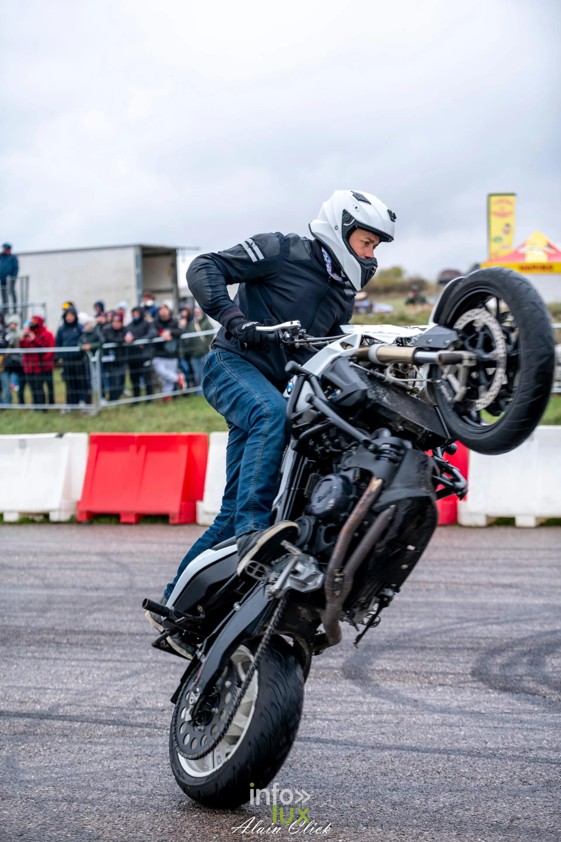 Dragster Stunt Show 2026 au circuit de Chambley : démonstration de stunt moto (photo Alain Click)