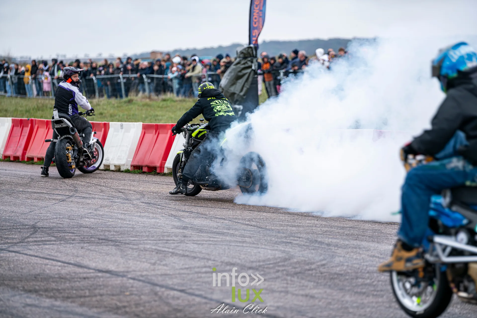 Dragster Stunt Show 2026 au circuit de Chambley : démonstration de stunt moto (photo Alain Click)
