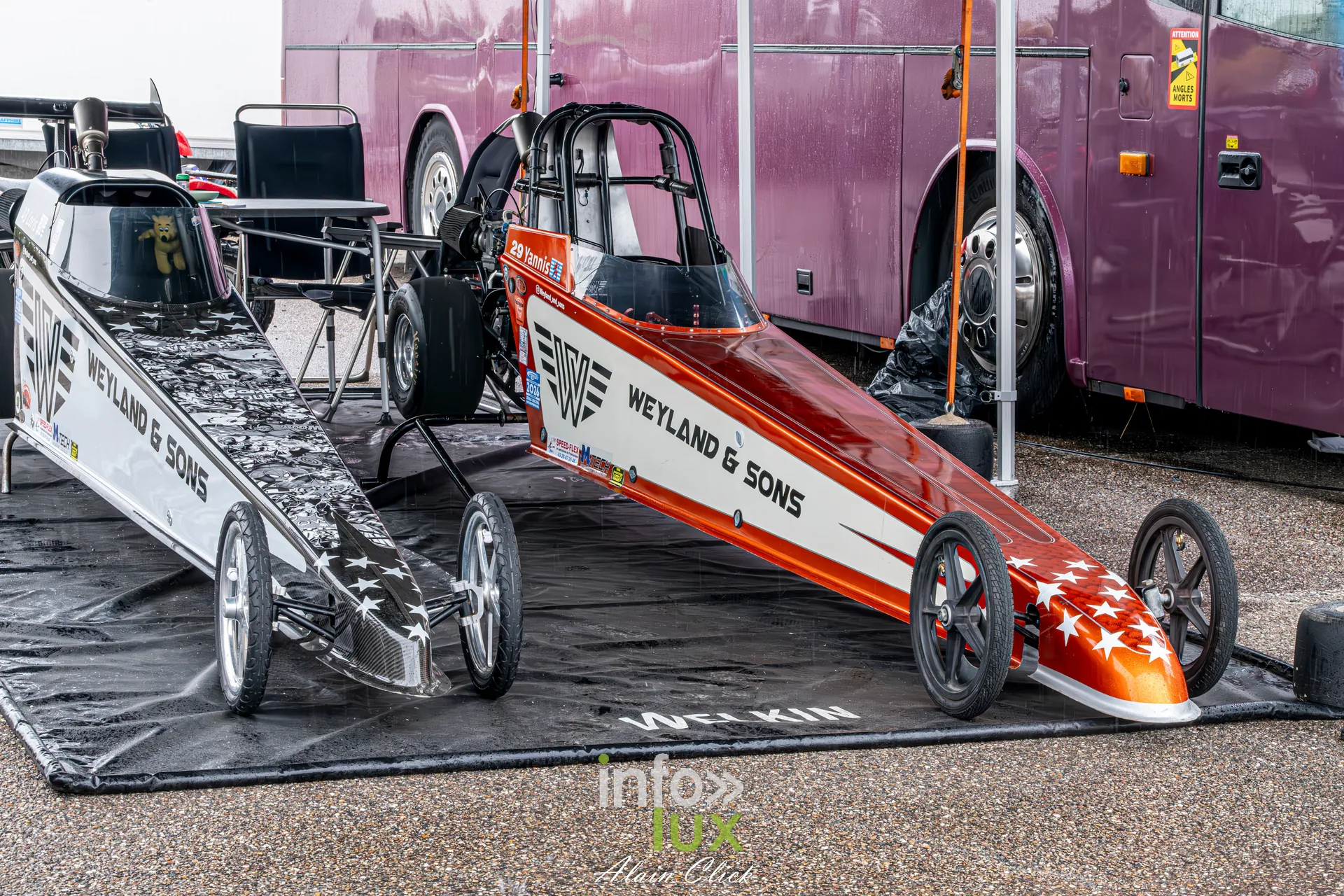 Dragster Stunt Show 2026 au circuit de Chambley : dragsters Weyland & Sons au paddock (photo Alain Click)