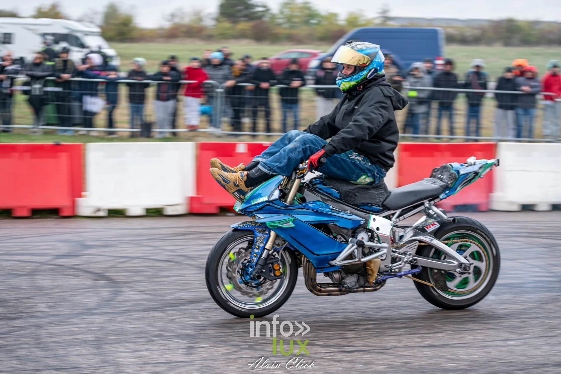 Dragster Stunt Show 2026 au circuit de Chambley : démonstration de stunt moto (photo Alain Click)