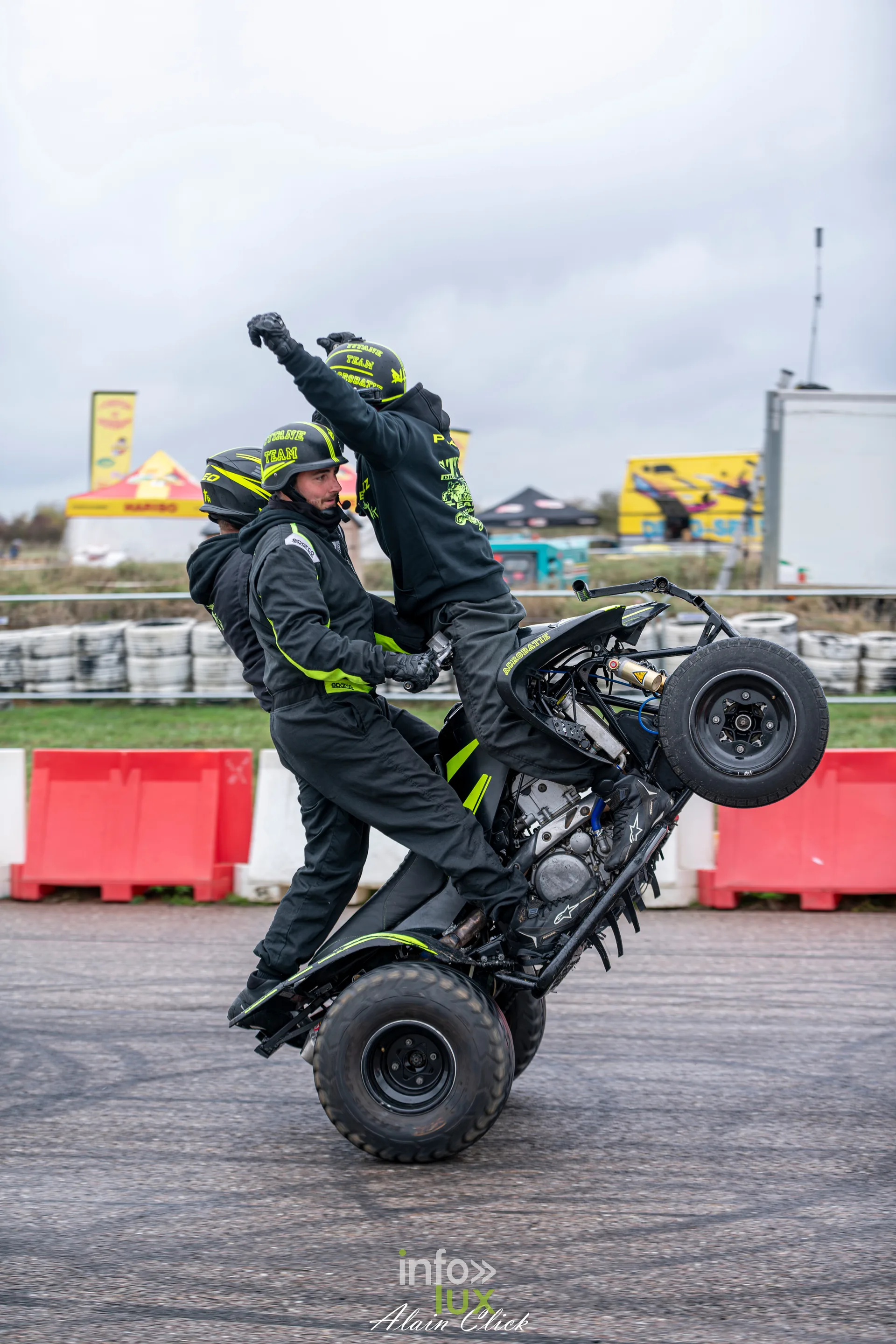 Dragster Stunt Show 2026 au circuit de Chambley : démonstration de stunt en quad (photo Alain Click)