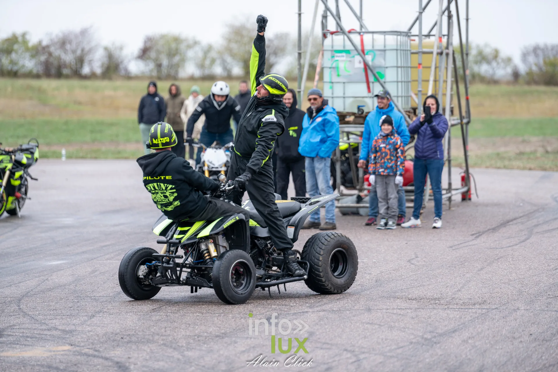 Dragster Stunt Show 2026 au circuit de Chambley : démonstration de stunt en quad (photo Alain Click)
