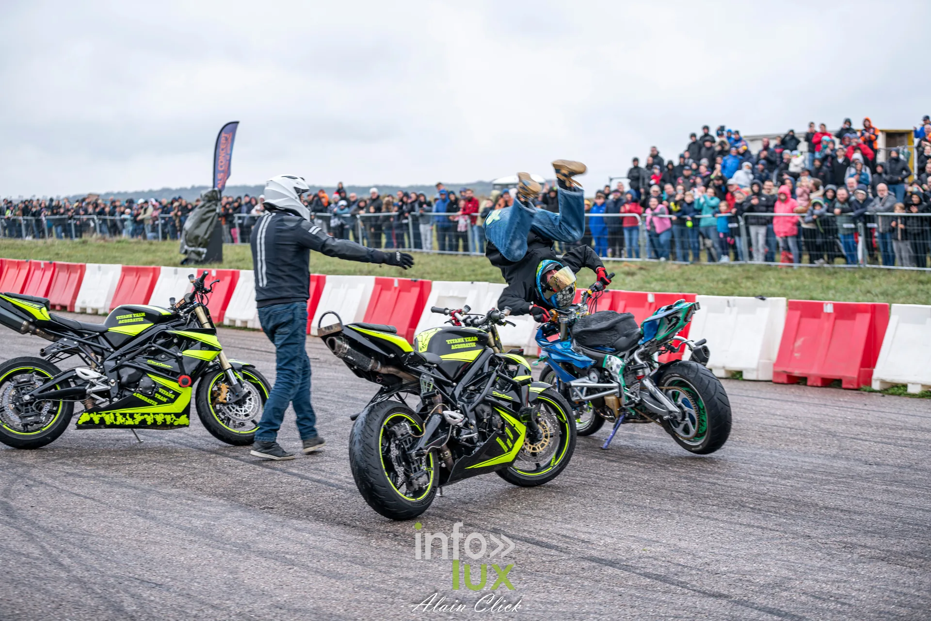 Dragster Stunt Show 2026 au circuit de Chambley : démonstration de stunt moto (photo Alain Click)