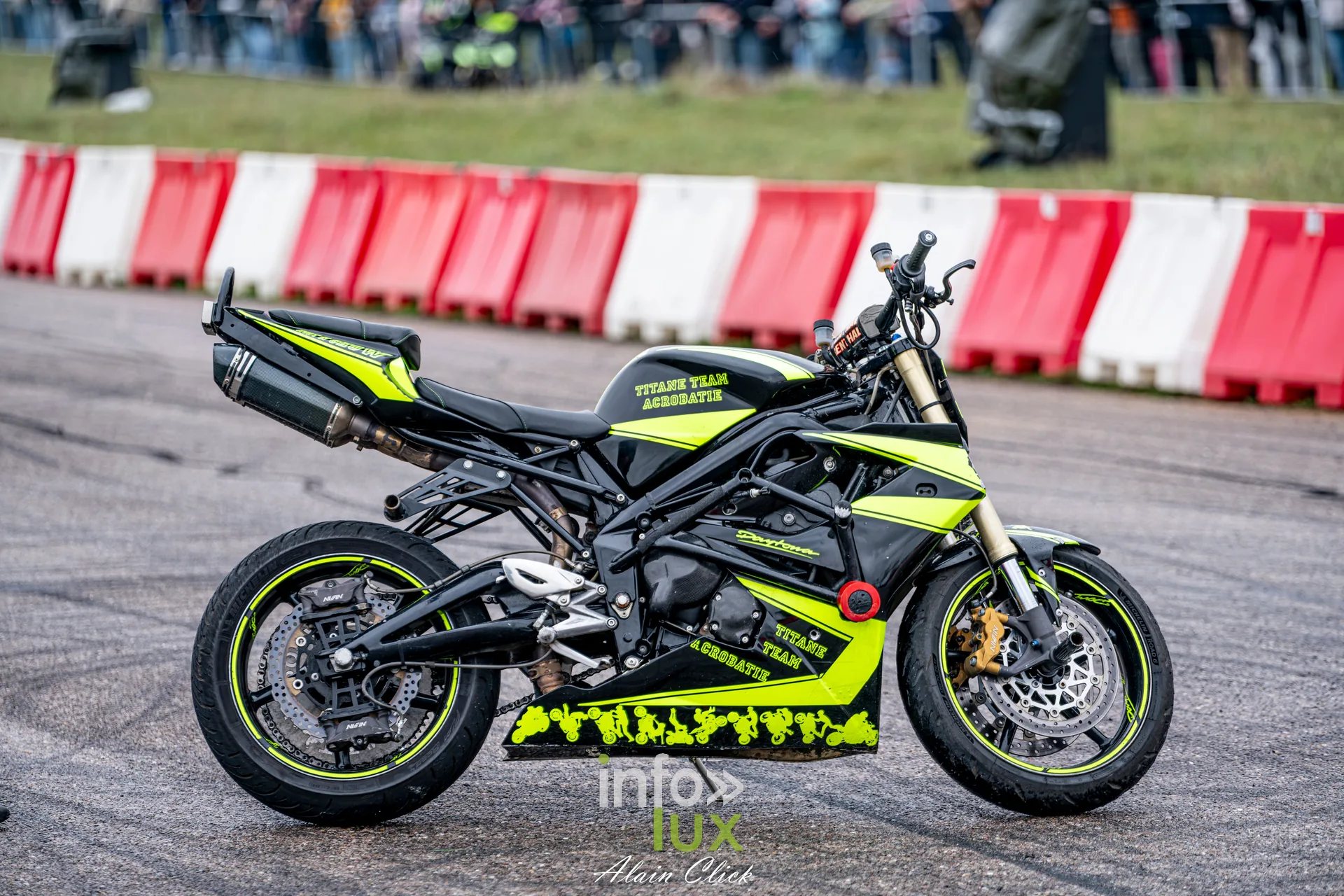 Dragster Stunt Show 2026 au circuit de Chambley : moto de stunt de la Titane Team (photo Alain Click)