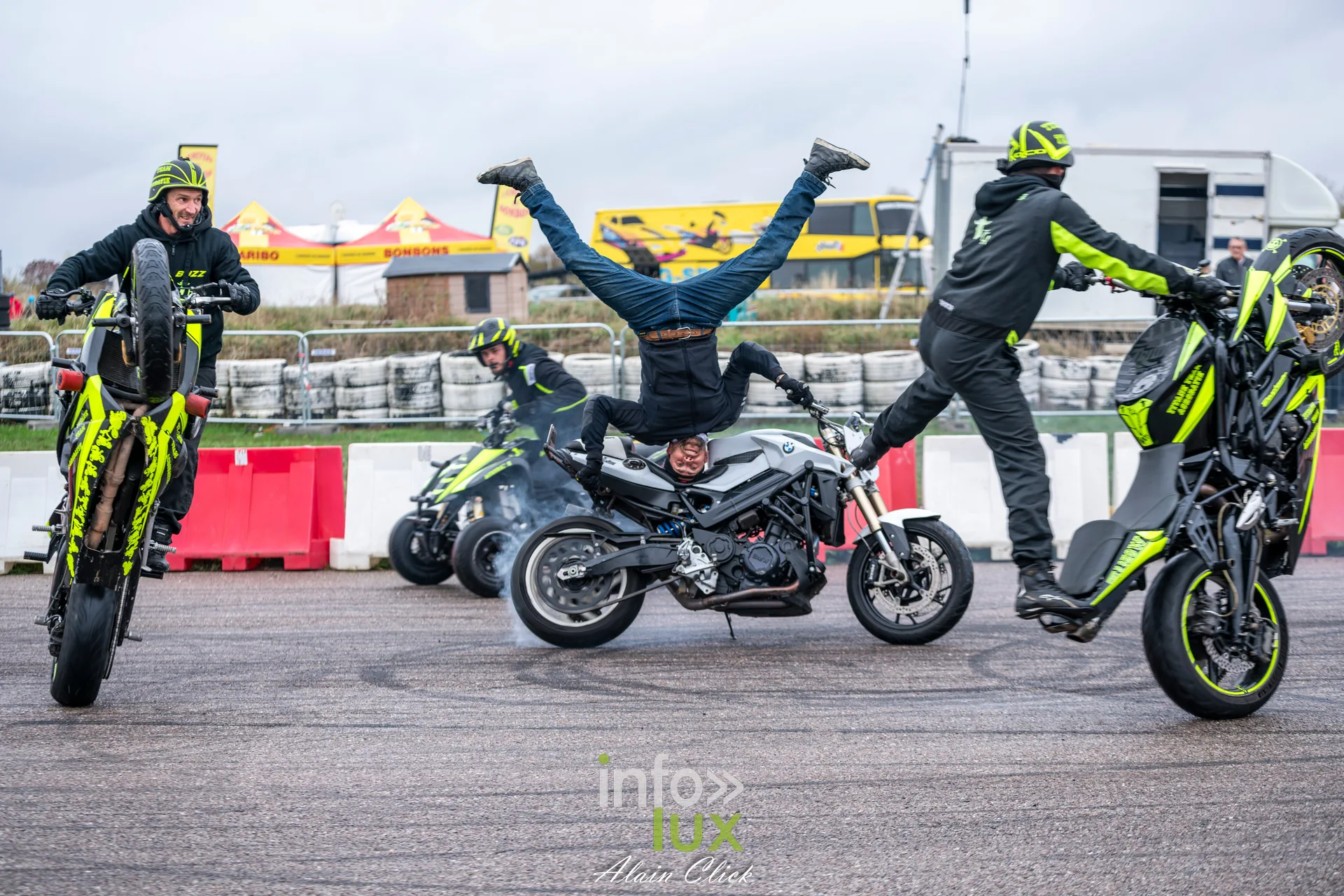 Dragster Stunt Show 2026 au circuit de Chambley : démonstration de stunt moto (photo Alain Click)
