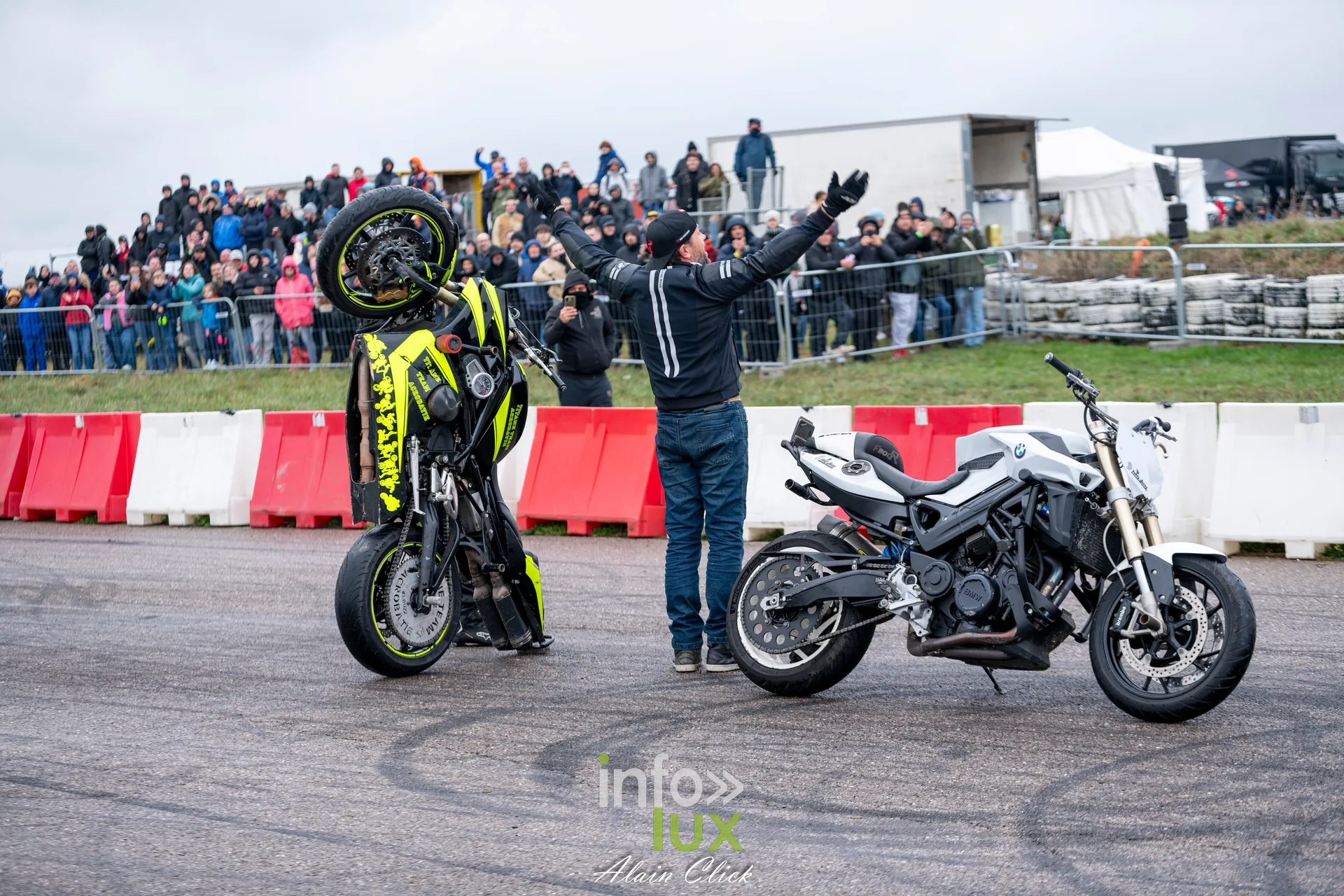 Dragster Stunt Show 2026 au circuit de Chambley : démonstration de stunt moto (photo Alain Click)