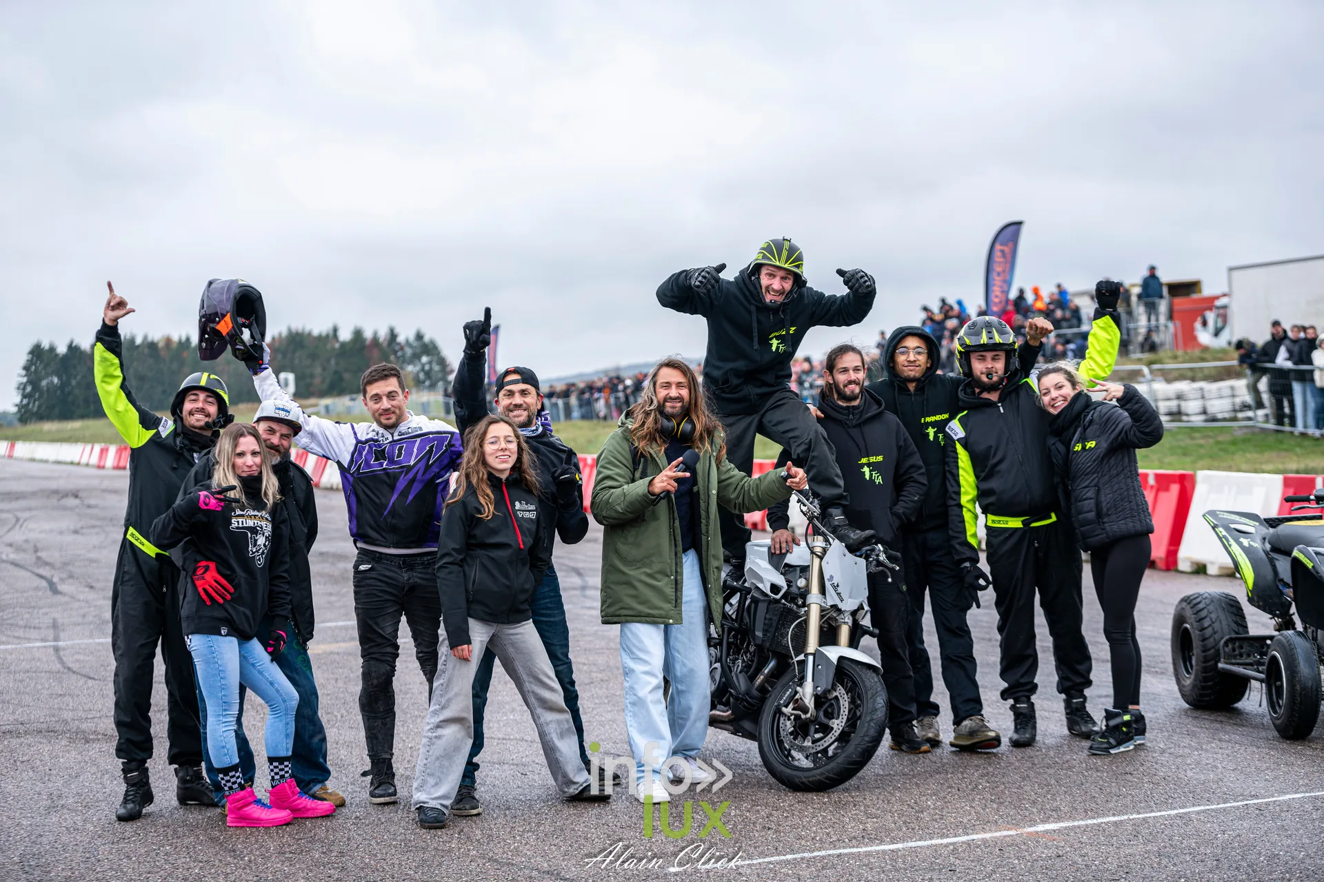 Dragster Stunt Show 2026 au circuit de Chambley : l’équipe du stunt show (photo Alain Click)