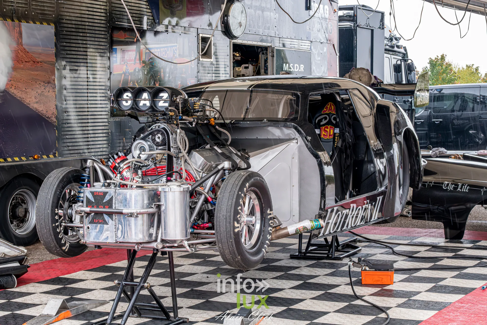 Dragster Stunt Show 2026 au circuit de Chambley : le dragster HotRoën II au paddock (photo Alain Click)