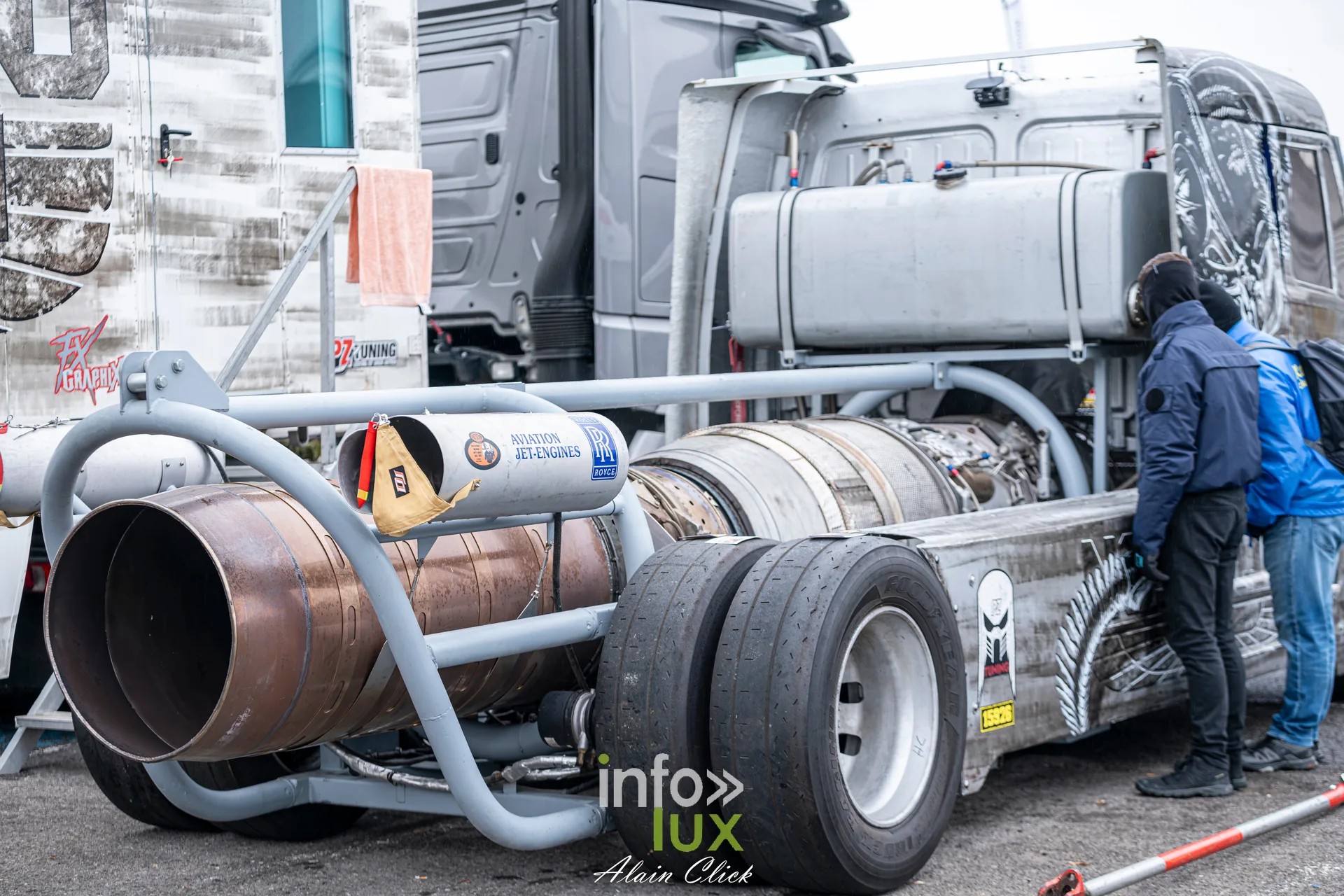 Dragster Stunt Show 2026 au circuit de Chambley : les réacteurs d’un camion à réaction au paddock (photo Alain Click)