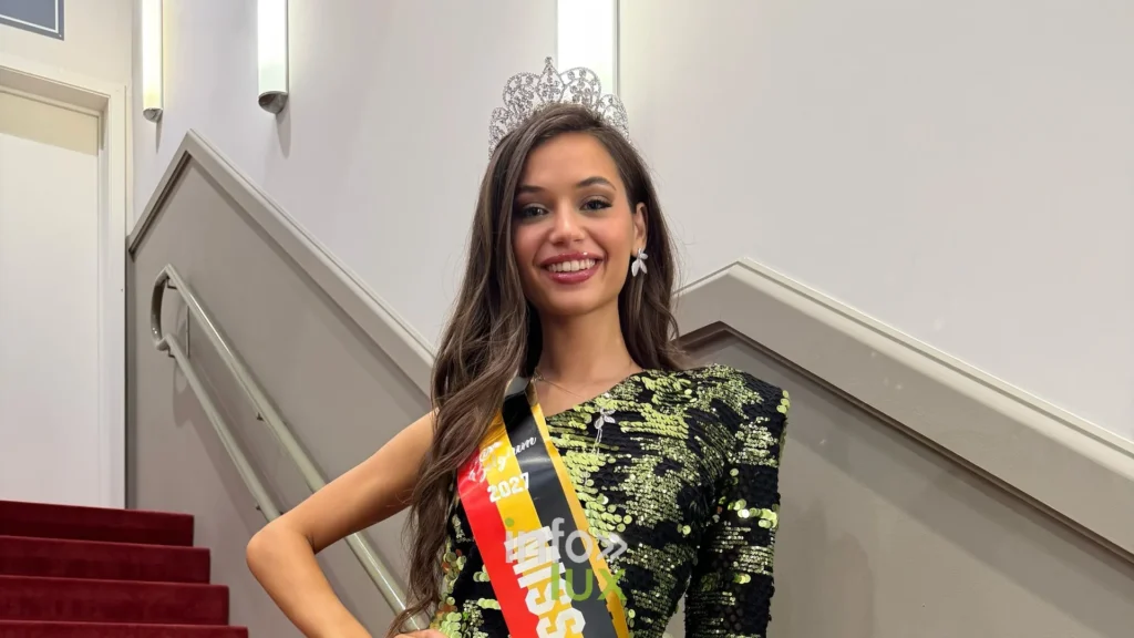 Elisa, Miss Bruxelles 2027, souriante avec sa couronne et son écharpe officielle