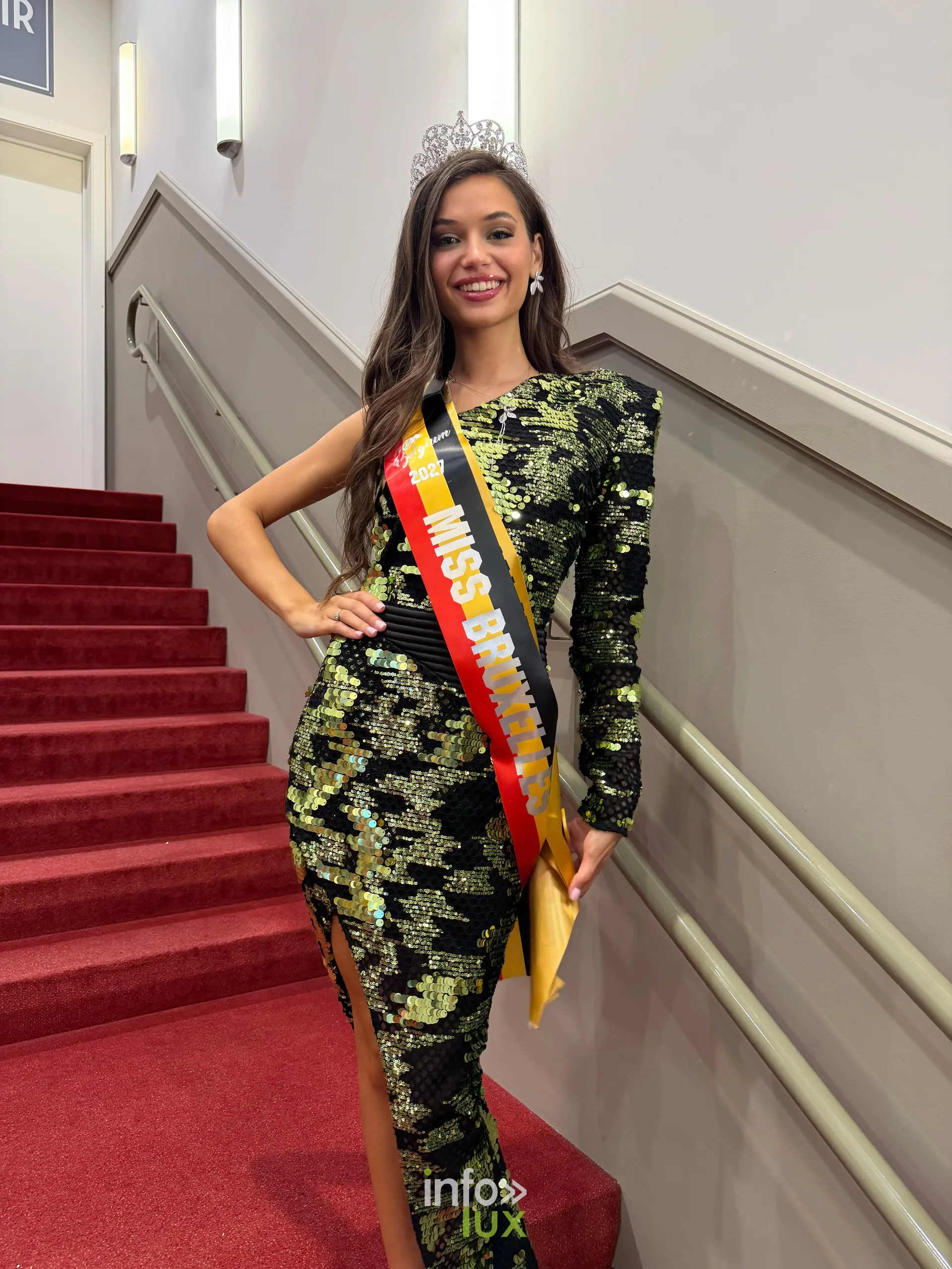 Elisa, Miss Bruxelles 2027, couronne et écharpe officielle, en robe à sequins dans un escalier