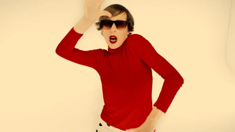 elodieO dans le clip « Motel California »