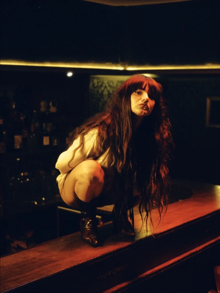 Essyla accroupie sur un comptoir de bar, visuel du single In My Body
