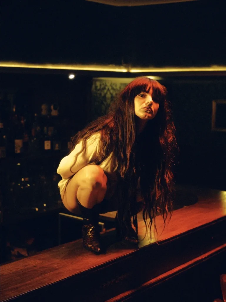 Essyla accroupie sur un comptoir de bar, visuel du single In My Body