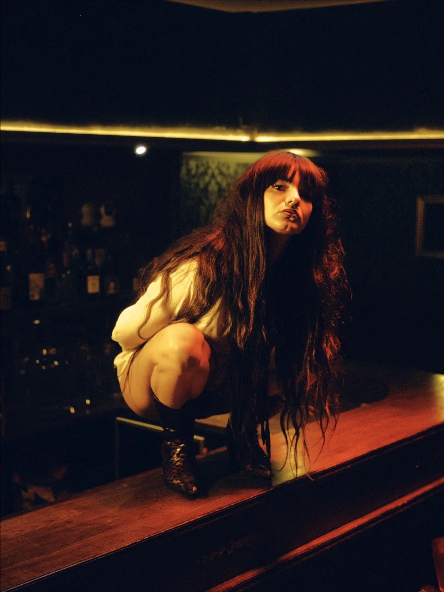 Essyla accroupie sur un comptoir de bar, visuel du single In My Body