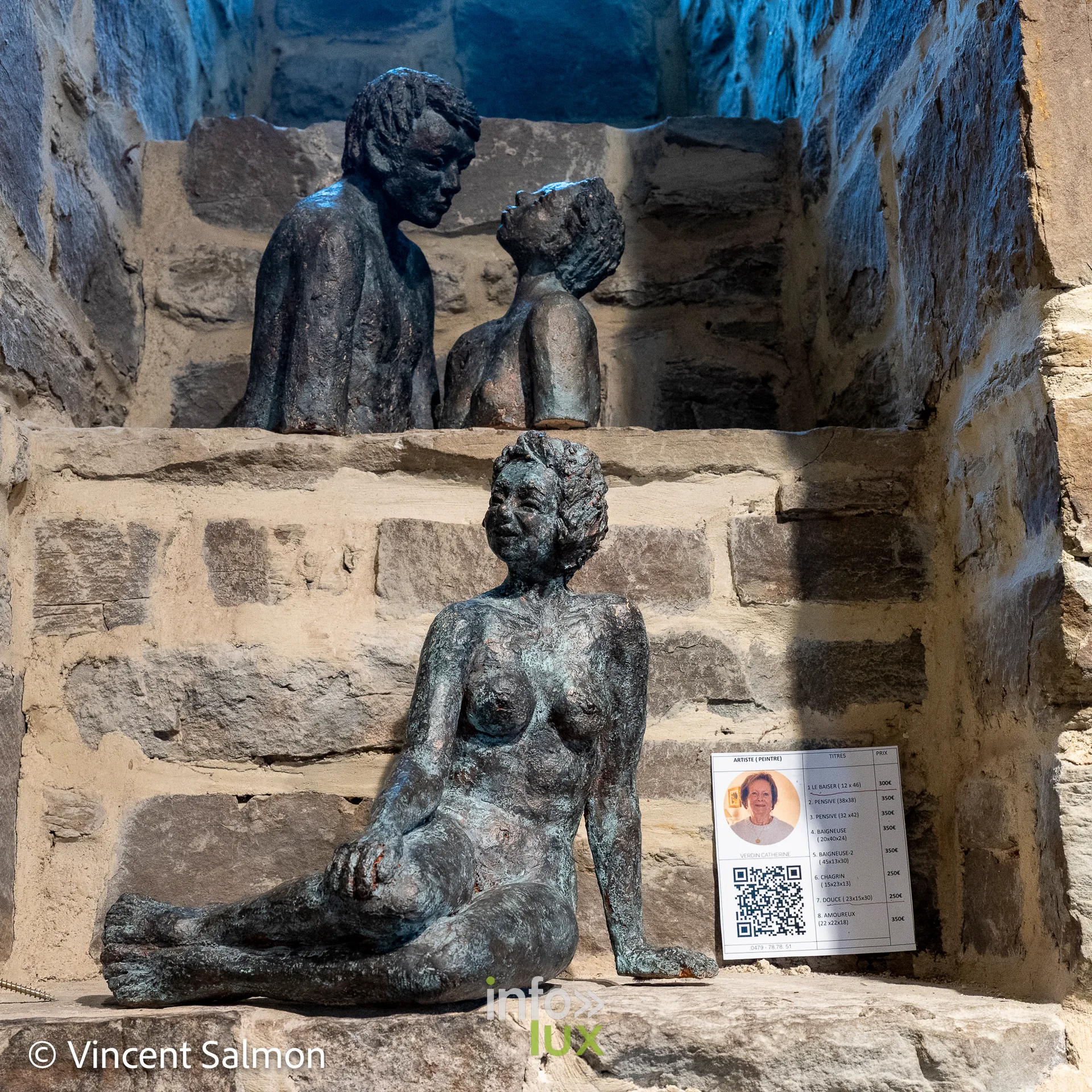 Sculptures de Catherine Verdin ; à côté, une fiche d’artiste avec QR code, exposition Évasions Artistiques, Galerie de la Tour, Château d’Oupeye