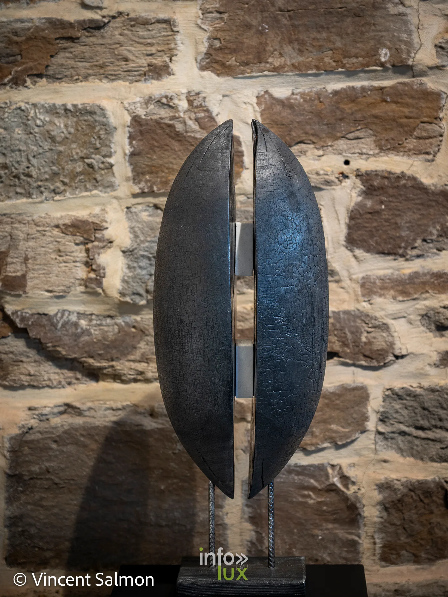 Œuvre de Raphael Ory (sculpture sur bois), exposition Évasions Artistiques, Galerie de la Tour, Château d’Oupeye