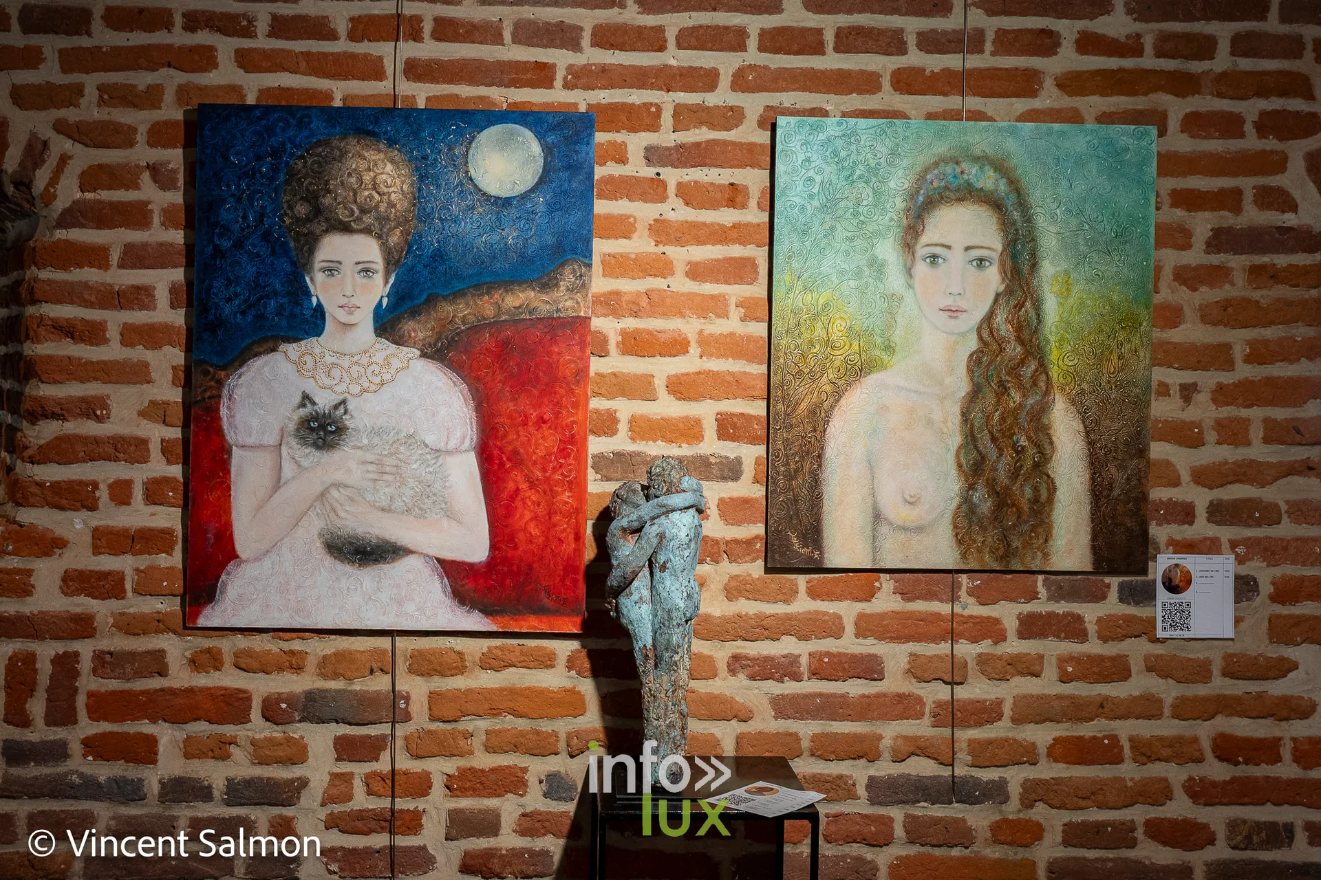 Sculpture de Catherine Verdin et peintures d’Emma Tasciotti, exposition Évasions Artistiques, Galerie de la Tour, Château d’Oupeye