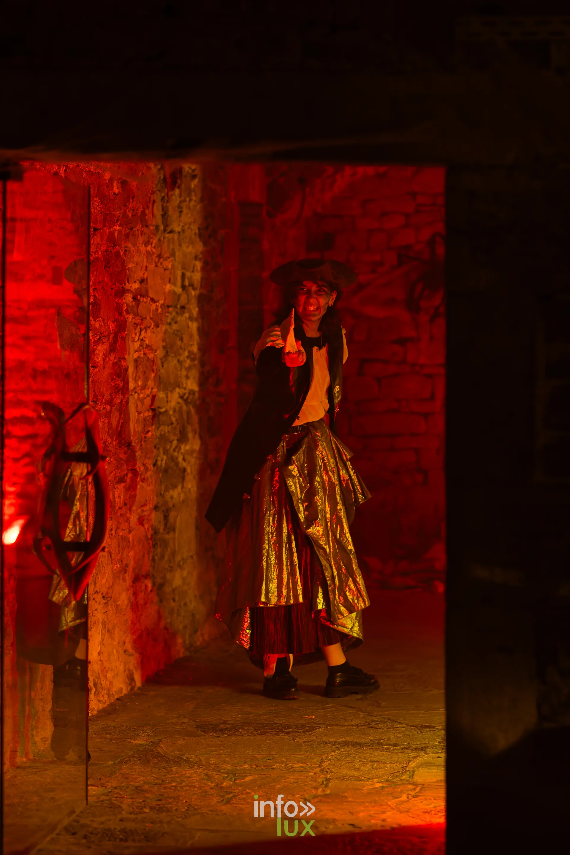 Fantastique Halloween 2026, château de Lavaux-Sainte-Anne (Rochefort) : un figurant dans un couloir voûté (photo Mike Marino)