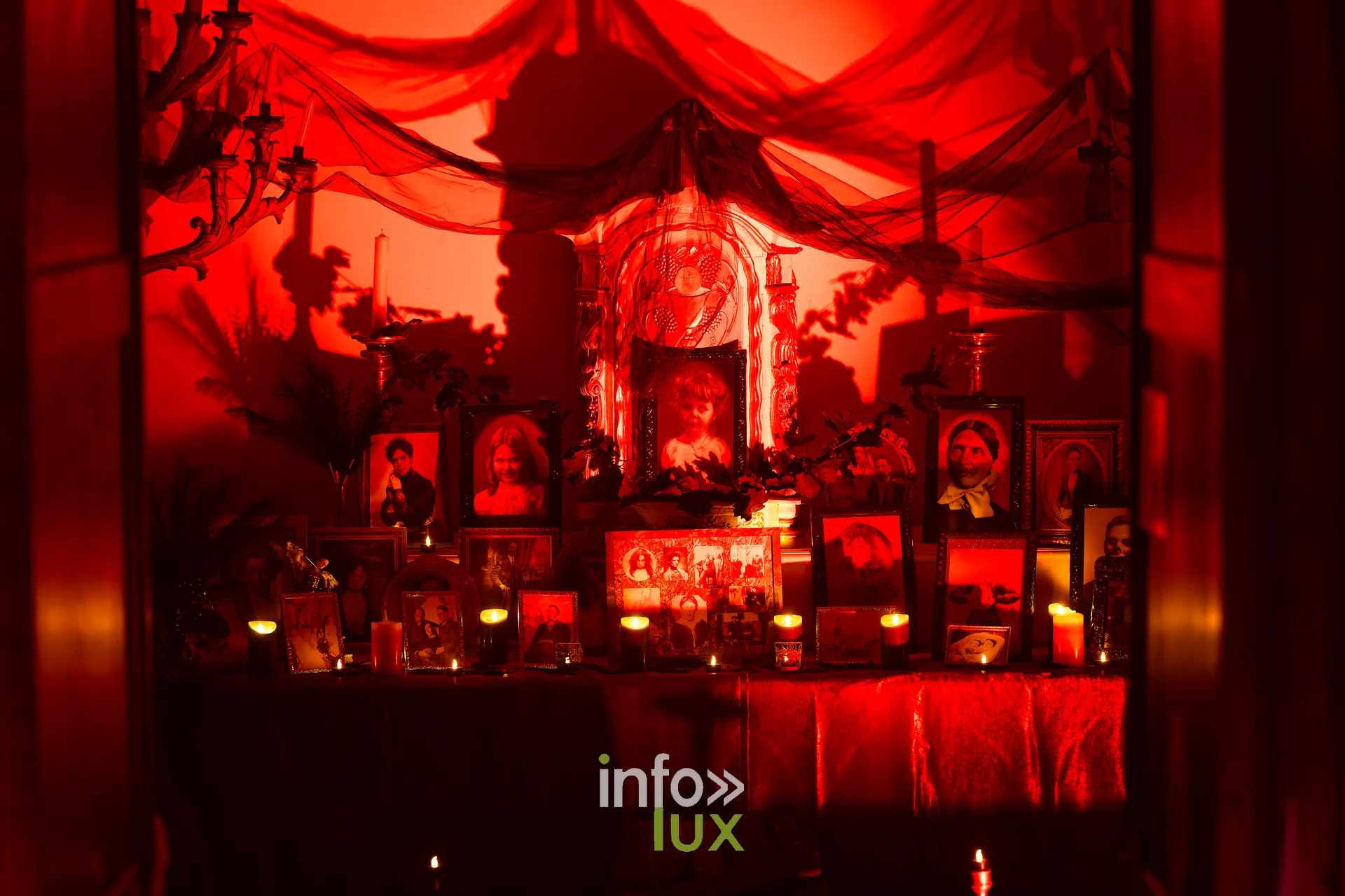 Fantastique Halloween 2026, château de Lavaux-Sainte-Anne (Rochefort) : un autel décoré de portraits et de bougies (photo Mike Marino)