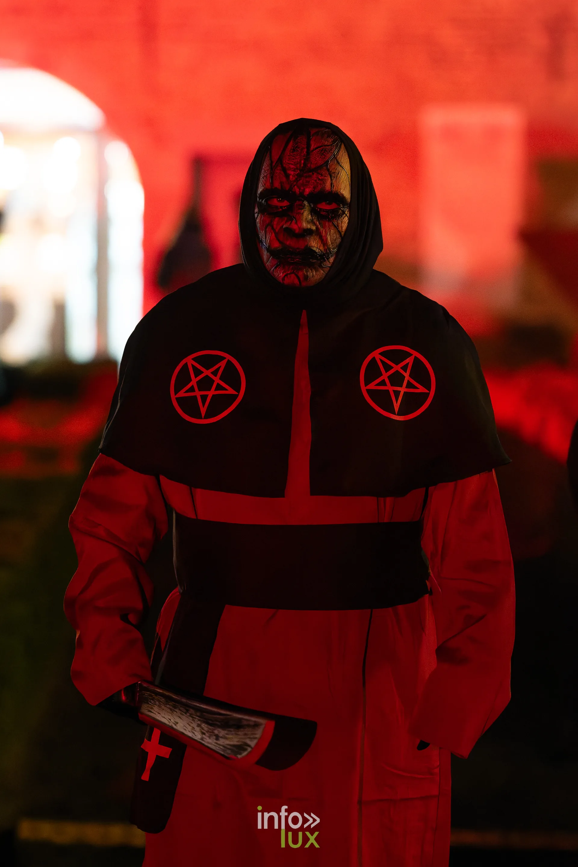 Fantastique Halloween 2026, château de Lavaux-Sainte-Anne (Rochefort) : un figurant costumé du parcours (photo Mike Marino)