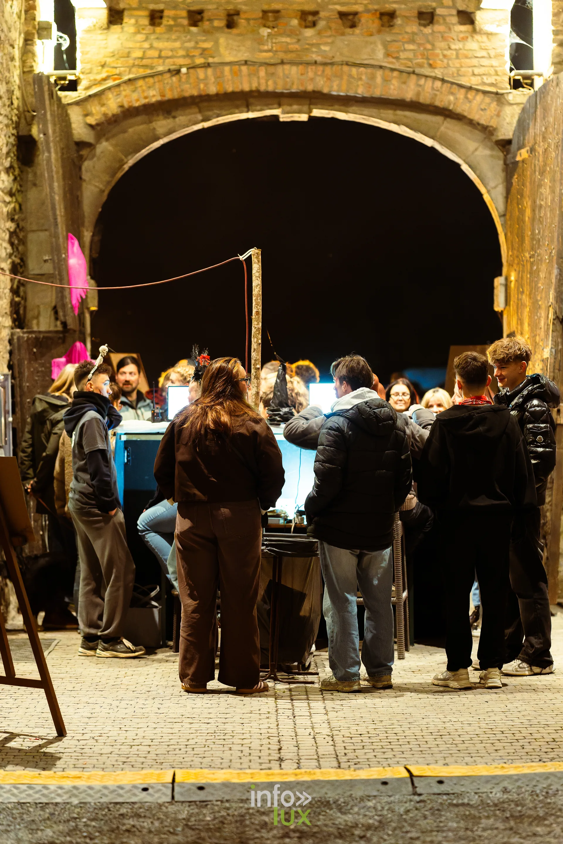 Fantastique Halloween 2026, château de Lavaux-Sainte-Anne (Rochefort) : des visiteurs sous un porche du château (photo Mike Marino)