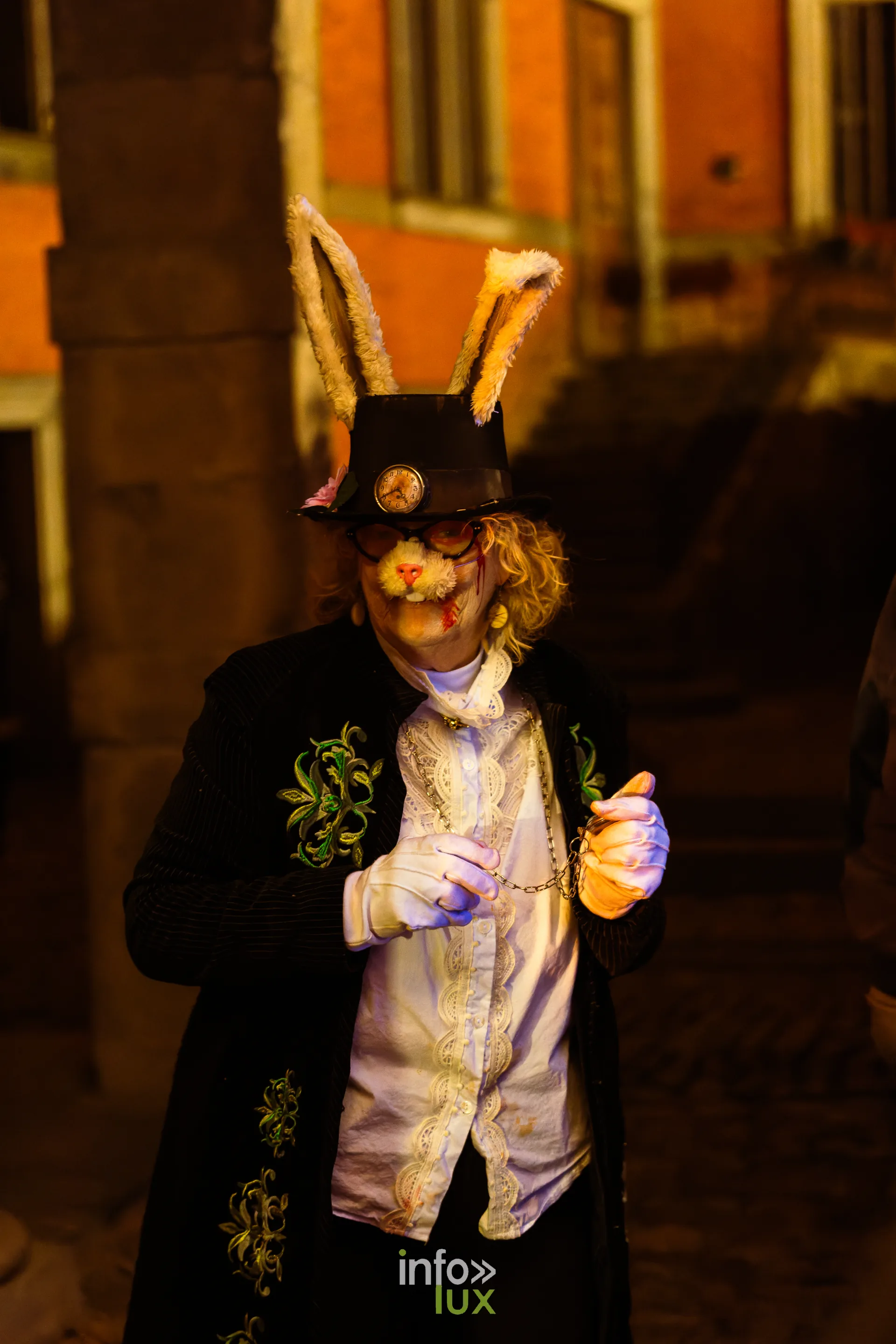 Fantastique Halloween 2026, château de Lavaux-Sainte-Anne (Rochefort) : un figurant costumé en lapin (photo Mike Marino)